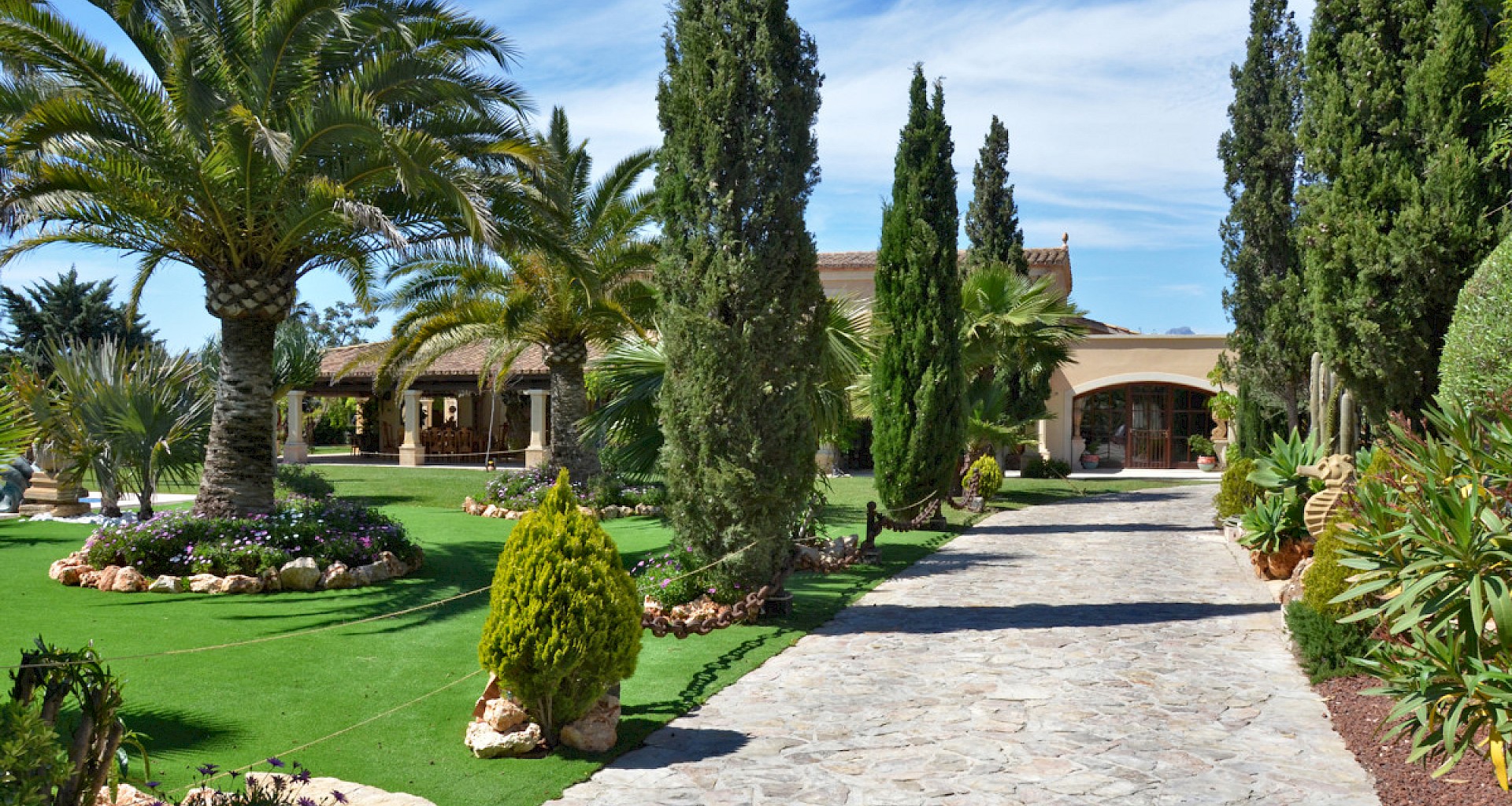 KROHN & LUEDEMANN Finca señorial en Santa Ponsa, directamente en el campo de golf en un solar parecido a un parque. 