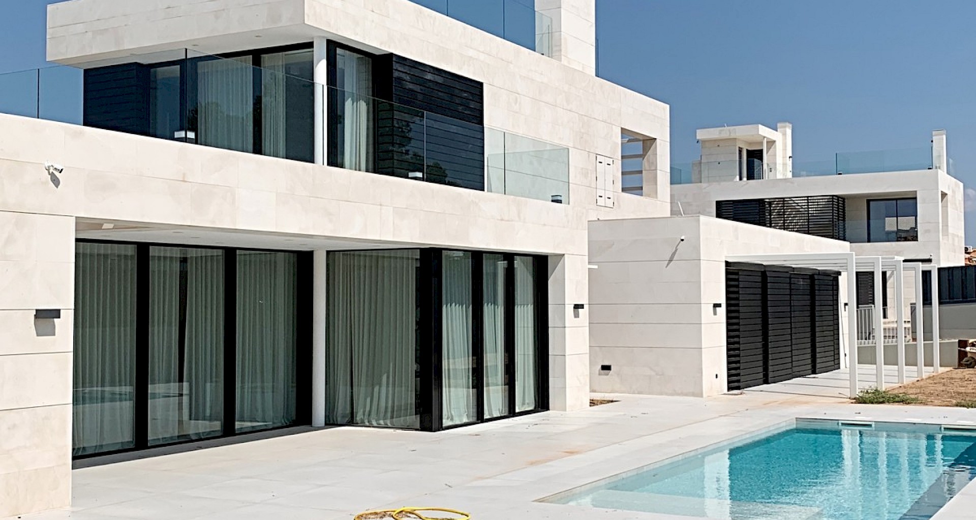 KROHN & LUEDEMANN Moderna villa de nueva construcción en el Puig de Ros con vistas parciales al mar Moderne Villa in Puig de Ros 01