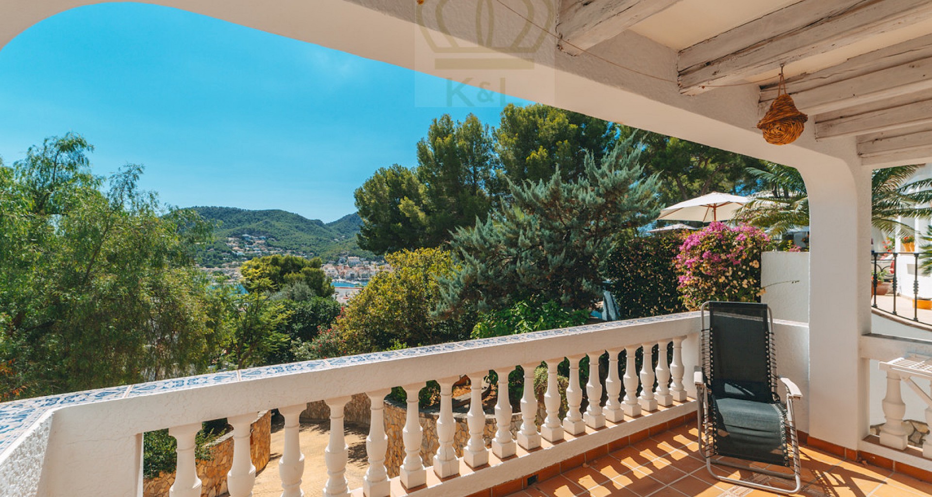 KROHN & LUEDEMANN Mediterranean villa in Port Andratx with lots of charm and potential 1) Terrace with port view - guest house ground floor