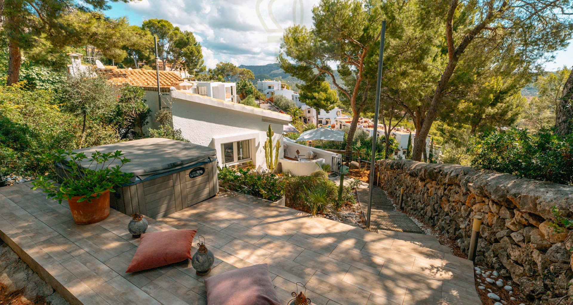 KROHN & LUEDEMANN Mediterrane Villa in Port Andratx mit Vermietlizenz und viel Potenzial 10) Chill-out area with jacuzzi