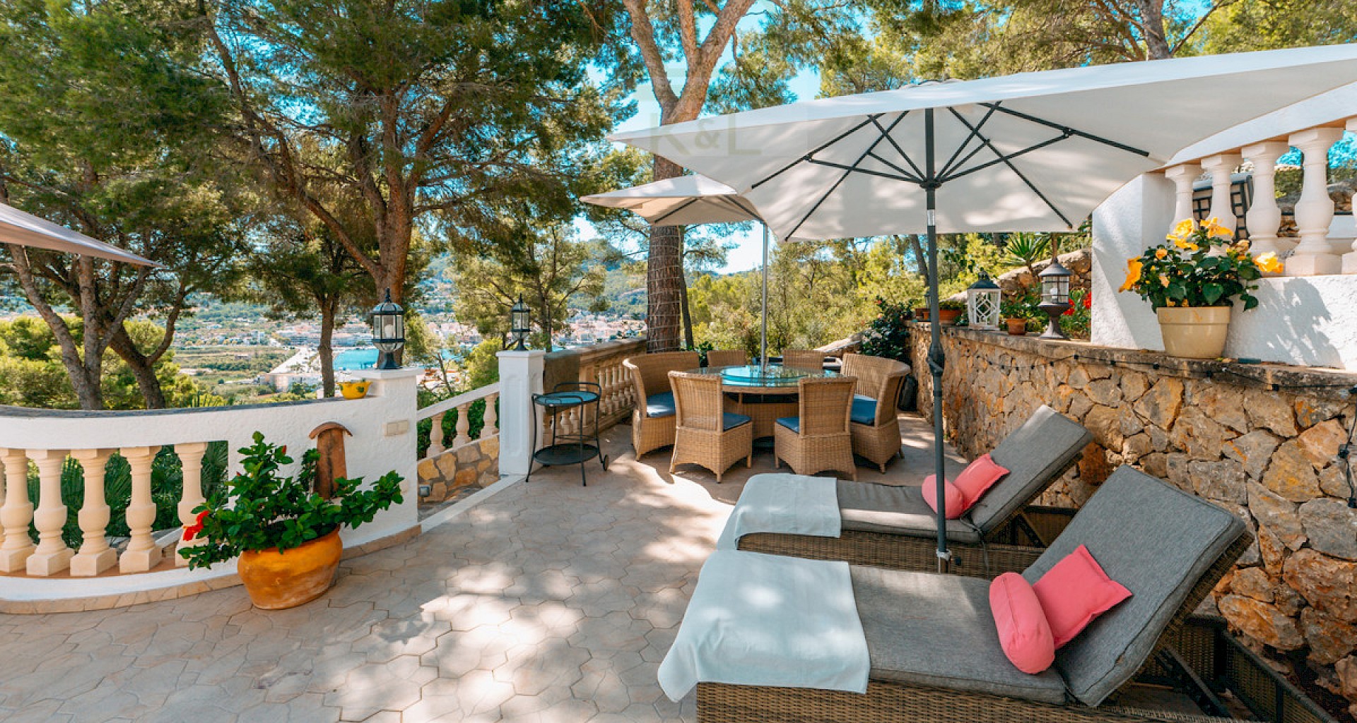KROHN & LUEDEMANN Mediterrane Villa in Port Andratx mit Vermietlizenz und viel Potenzial 7) Outside dining area with port view 1