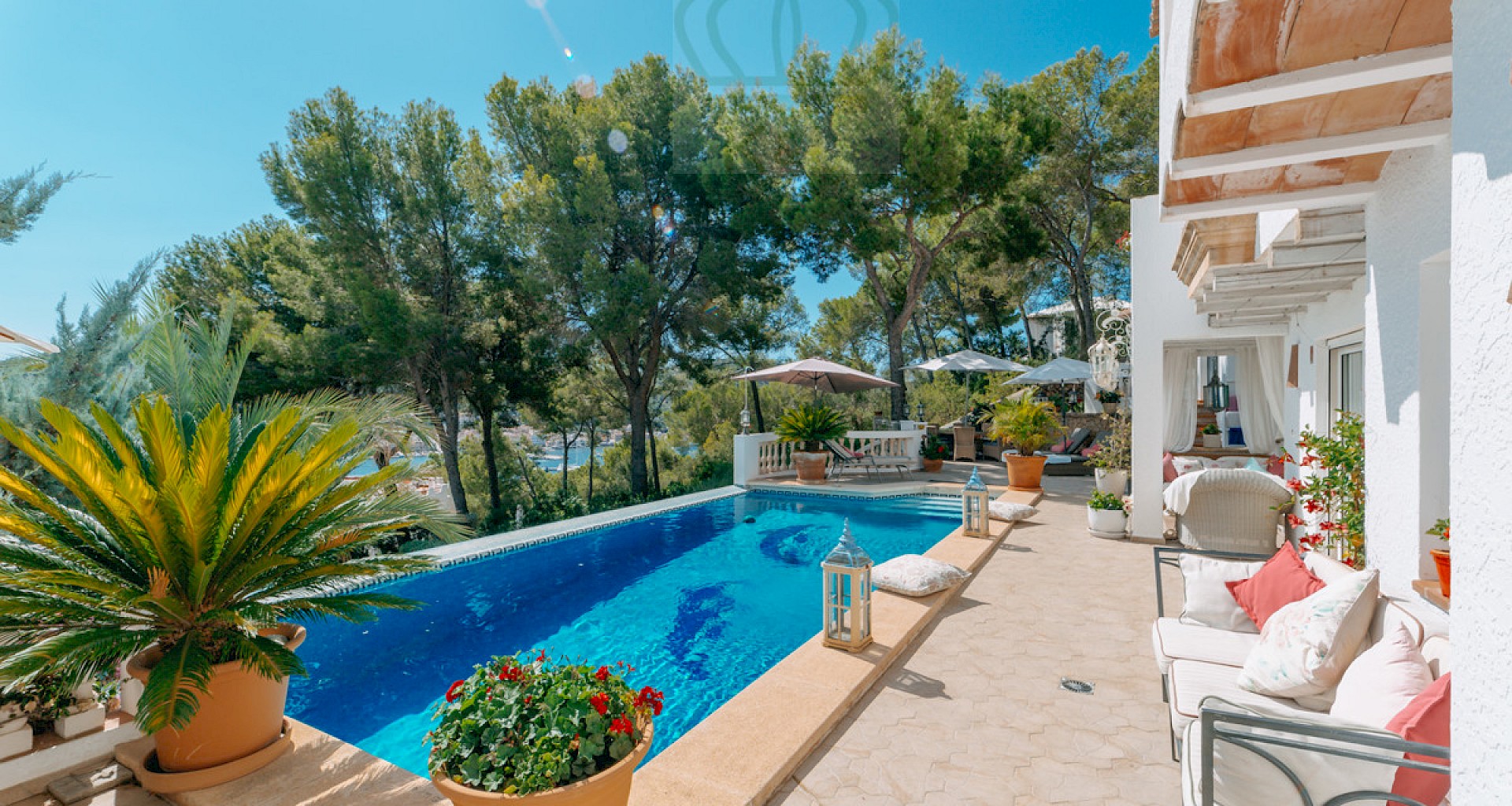 KROHN & LUEDEMANN Mediterrane Villa in Port Andratx mit Vermietlizenz und viel Potenzial 5) Outside area - pool and port view 1