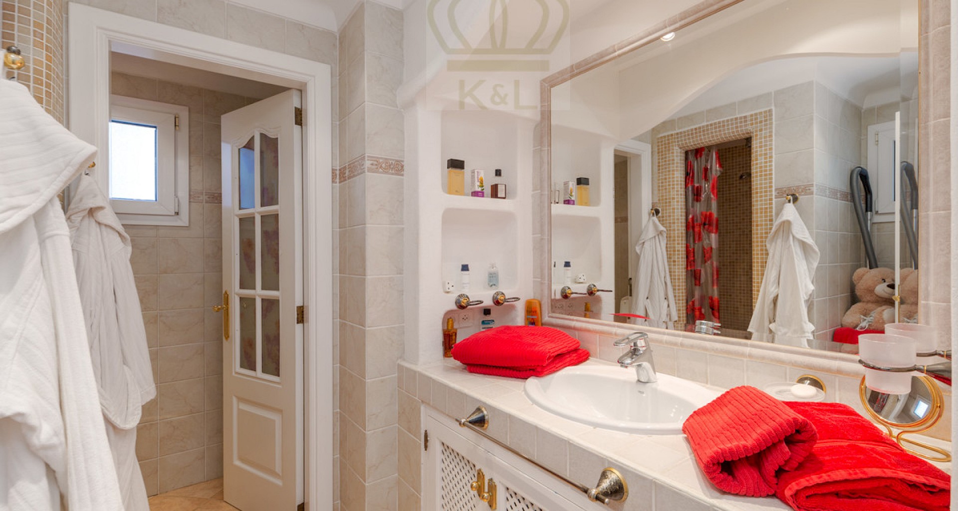 KROHN & LUEDEMANN Mediterrane Villa in Port Andratx mit viel Charme und Potenzial 4) Bathroom - guest house 1st floor