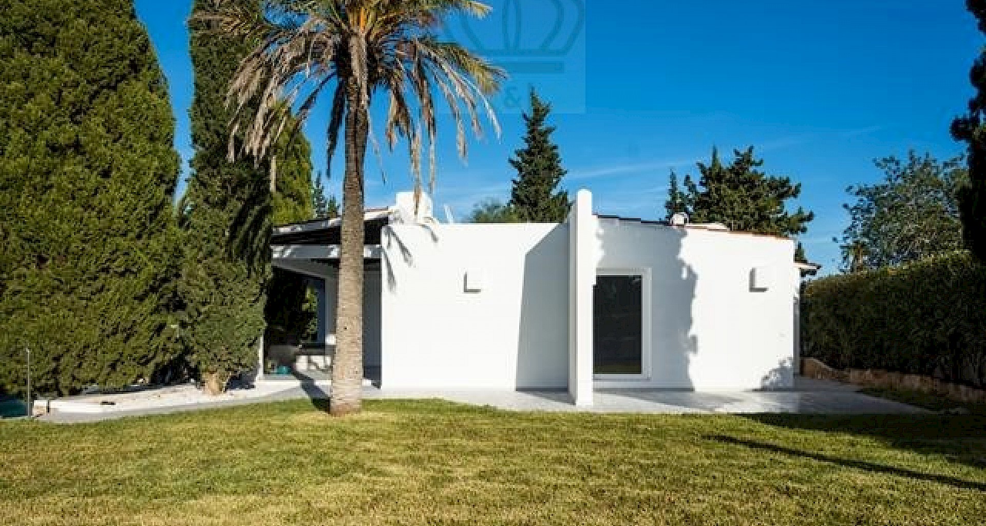 KROHN & LUEDEMANN Completely renovated house in Ibiza with pool and lots of privacy Benimussa (15)
