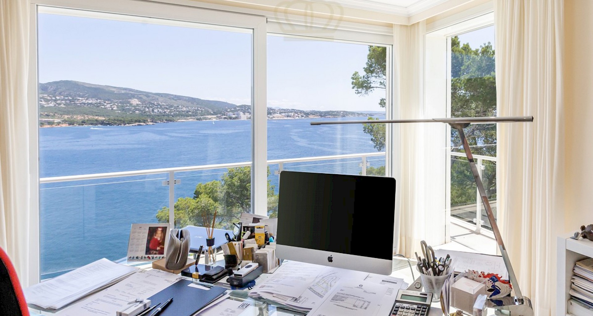 KROHN & LUEDEMANN Modernisierte Villa in erster Meereslinie im Südwesten Mallorcas mit eigenem Meerzugang office with seaview