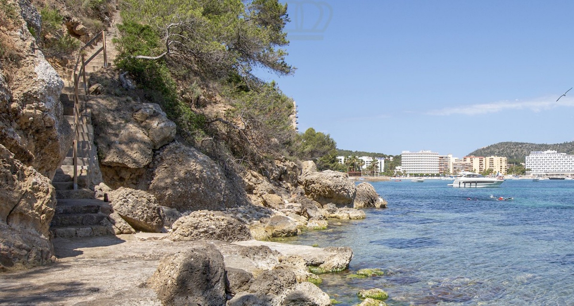 KROHN & LUEDEMANN Modernisierte Villa in erster Meereslinie im Südwesten Mallorcas mit eigenem Meerzugang image00015