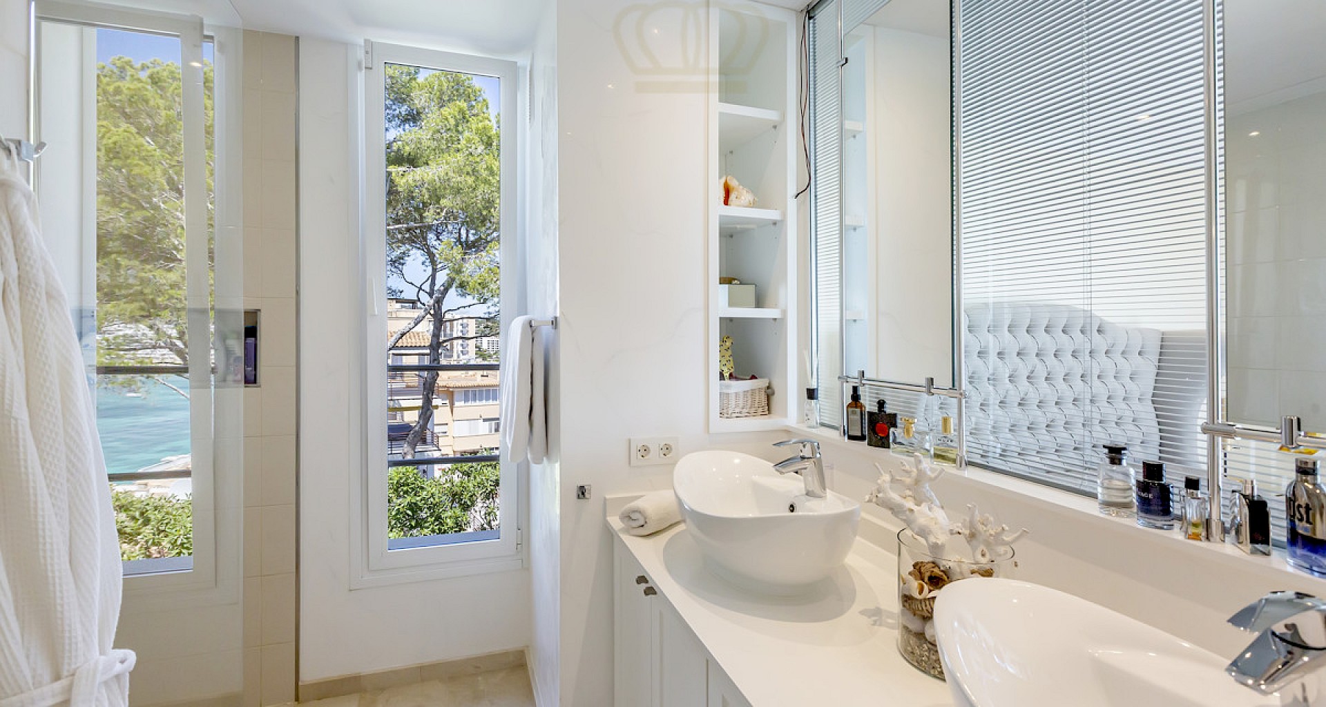 KROHN & LUEDEMANN Modernisierte Villa in erster Meereslinie im Südwesten Mallorcas mit eigenem Meerzugang image00028
