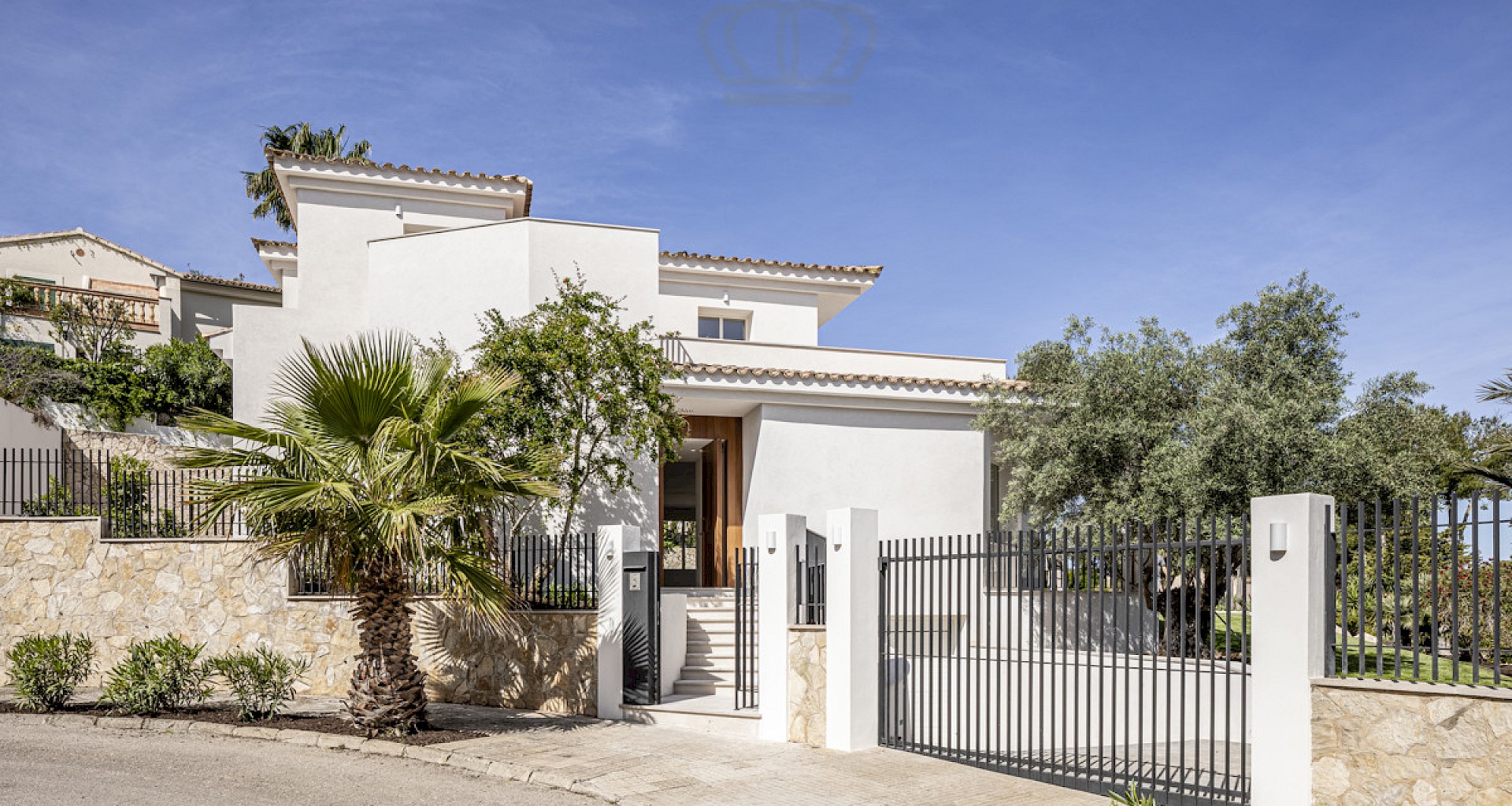 KROHN & LUEDEMANN Villa modernizada con vistas al mar en Santa Ponsa Mallorca con parcela plana 