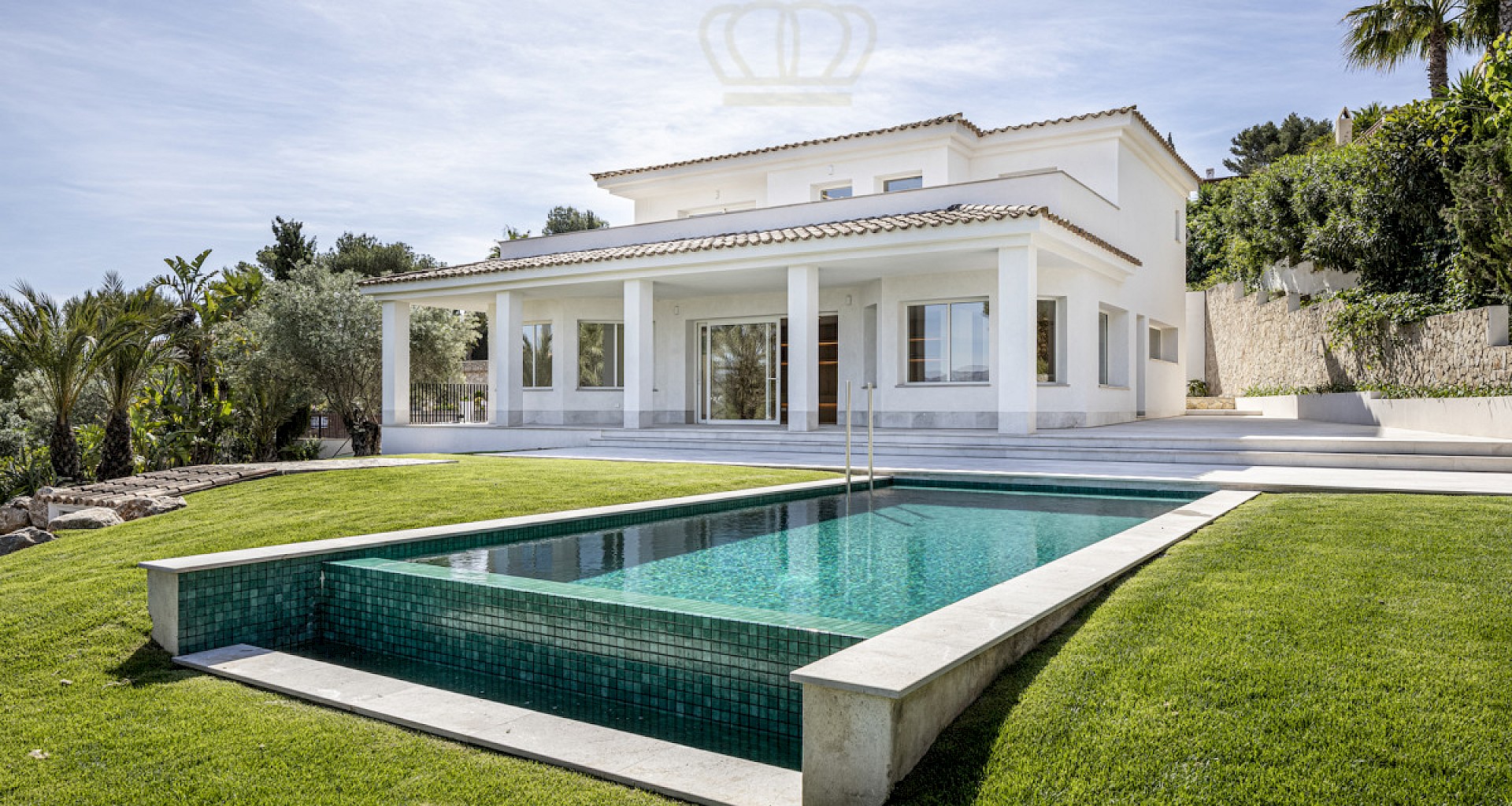 KROHN & LUEDEMANN Villa modernizada con vistas al mar en Santa Ponsa Mallorca con parcela plana 