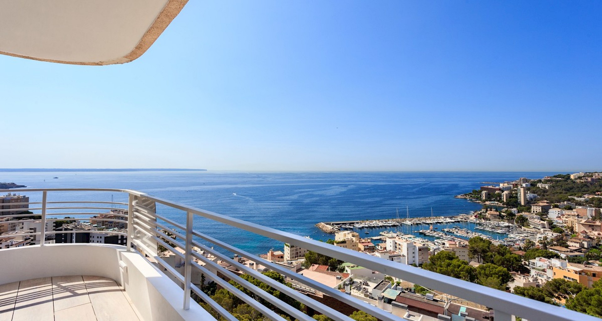 KROHN & LUEDEMANN Modernised penthouse with stunning sea views near Palma Meerblick