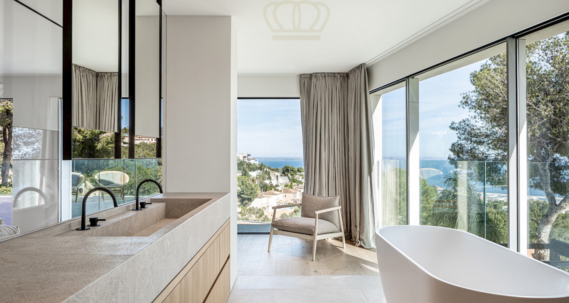 KROHN & LUEDEMANN Topmoderne Villa in Costa den Blanes mit Meerblick oberhalb von Portals Badezimmer mit Blick nach Puerto Portals