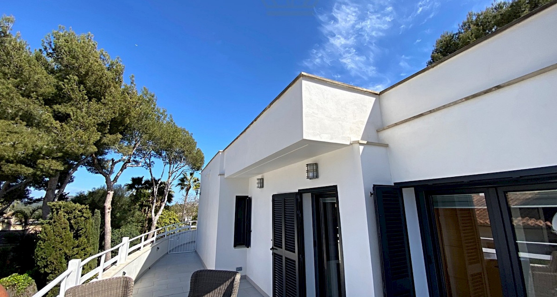 KROHN & LUEDEMANN Villa familiar en Santa Ponsa con piscina y jardín en venta 