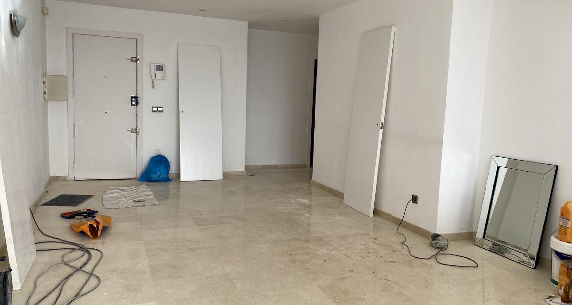 KROHN & LUEDEMANN Apartamento en primera línea de mar en Santa Ponsa para comprar y terminar la obra 