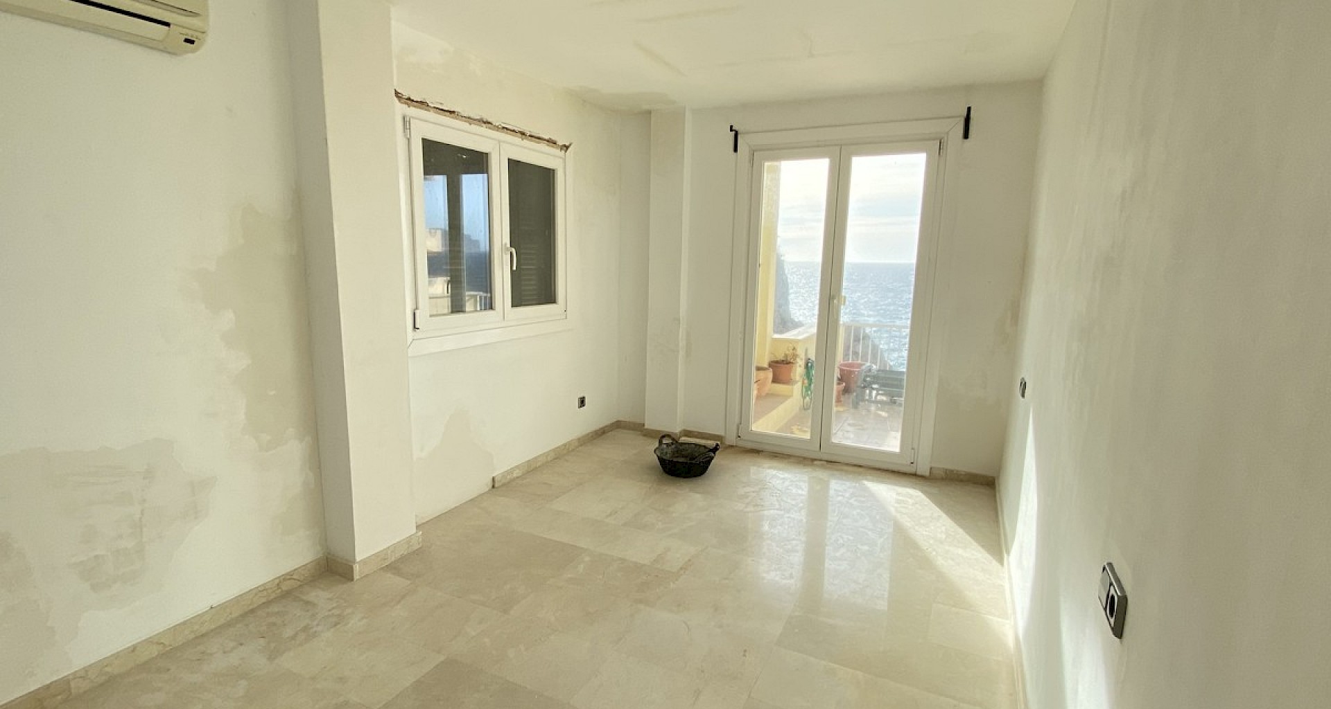 KROHN & LUEDEMANN Apartamento en primera línea de mar en Santa Ponsa para comprar y terminar la obra 