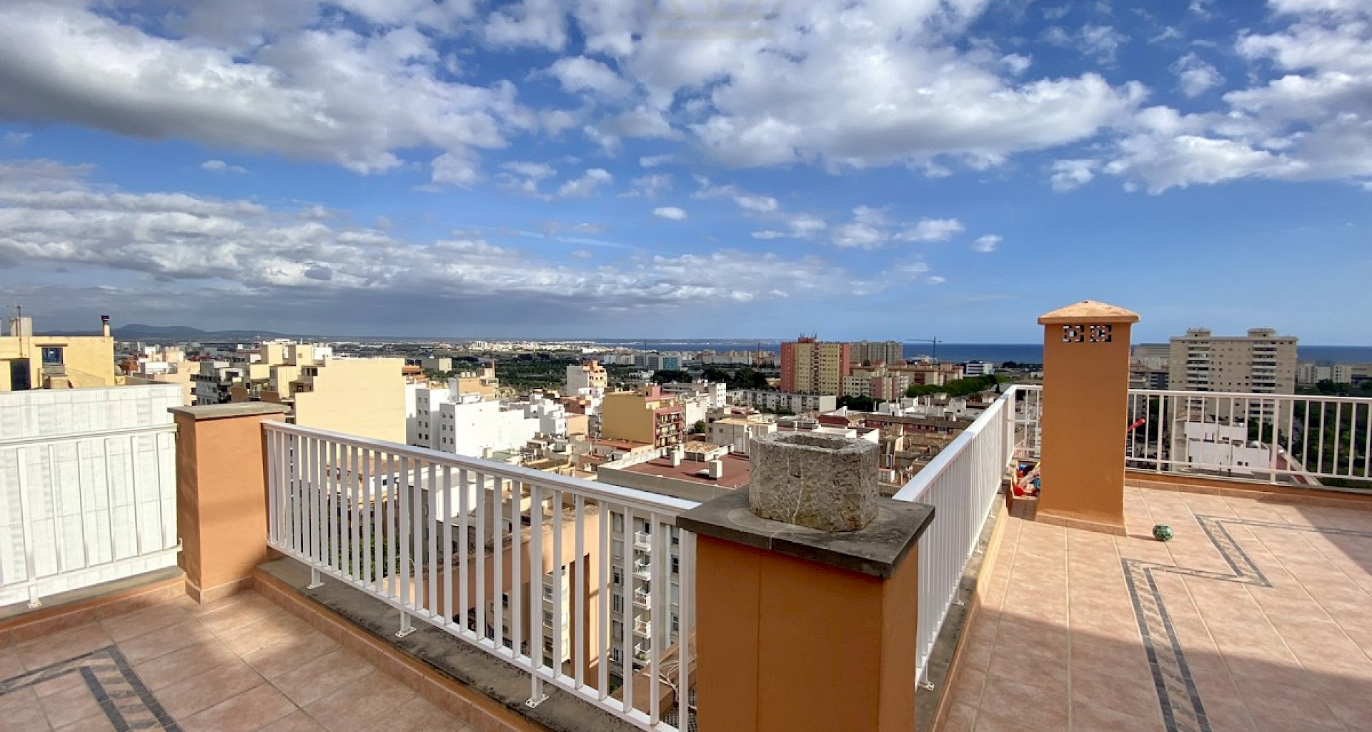 KROHN & LUEDEMANN Ático en Palma con sensacionales vistas a la ciudad y gran terraza 
