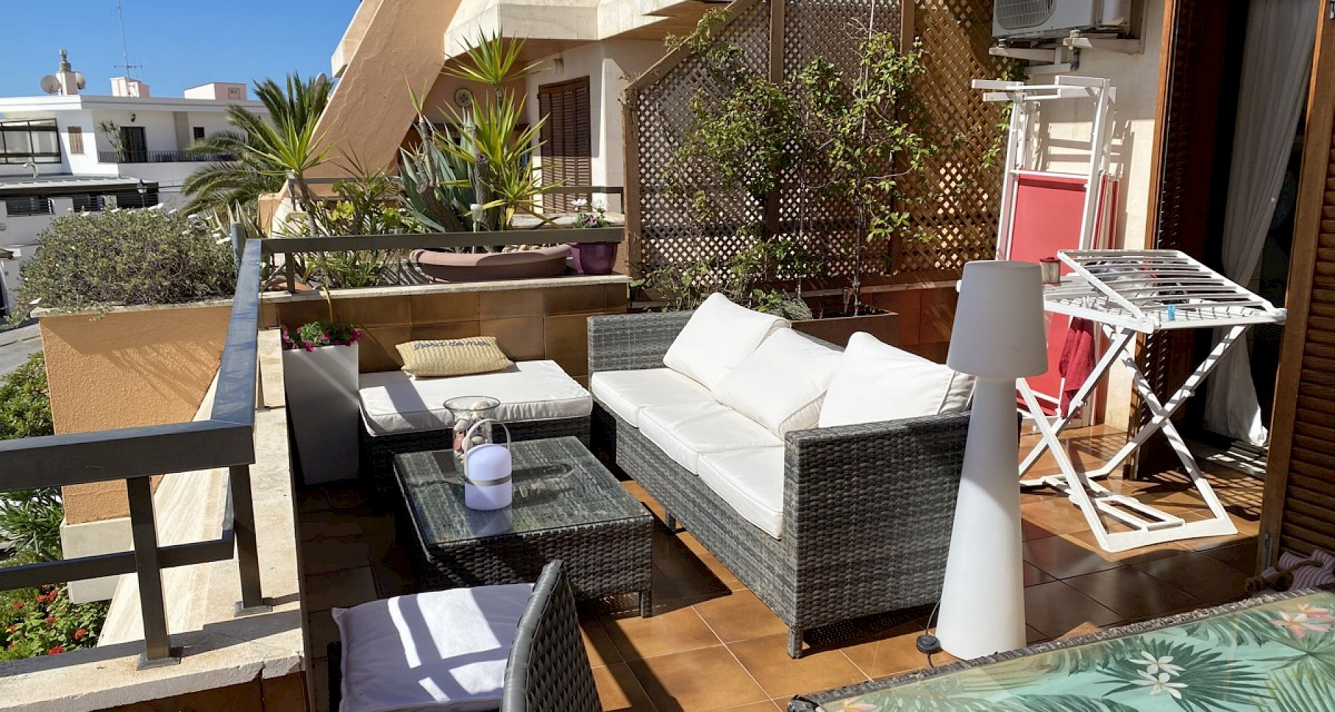 KROHN & LUEDEMANN Se vende apartamento con vistas al mar en Illetes, cerca de Palma, con gran terraza 