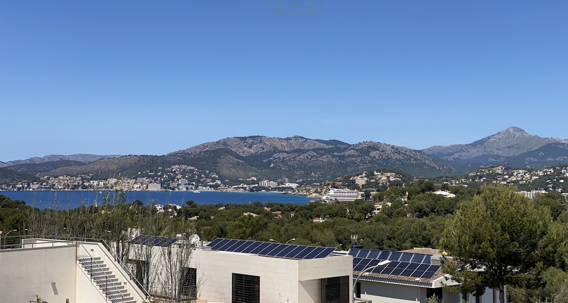 KROHN & LUEDEMANN Chalet de nueva construcción de alta calidad técnica con vistas parciales al mar en Santa Ponsa 