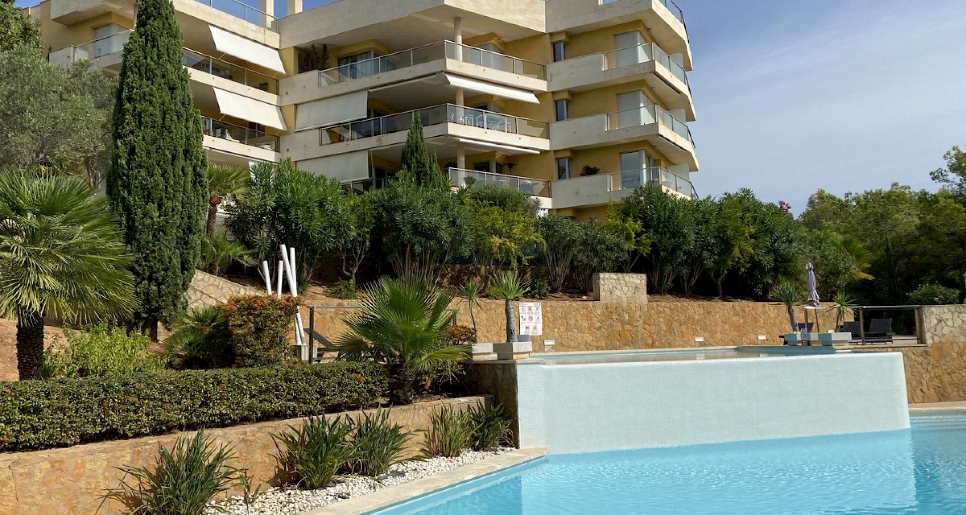 KROHN & LUEDEMANN Grosse moderne Wohnung in Sol de Mallorca mit Meerblick 
