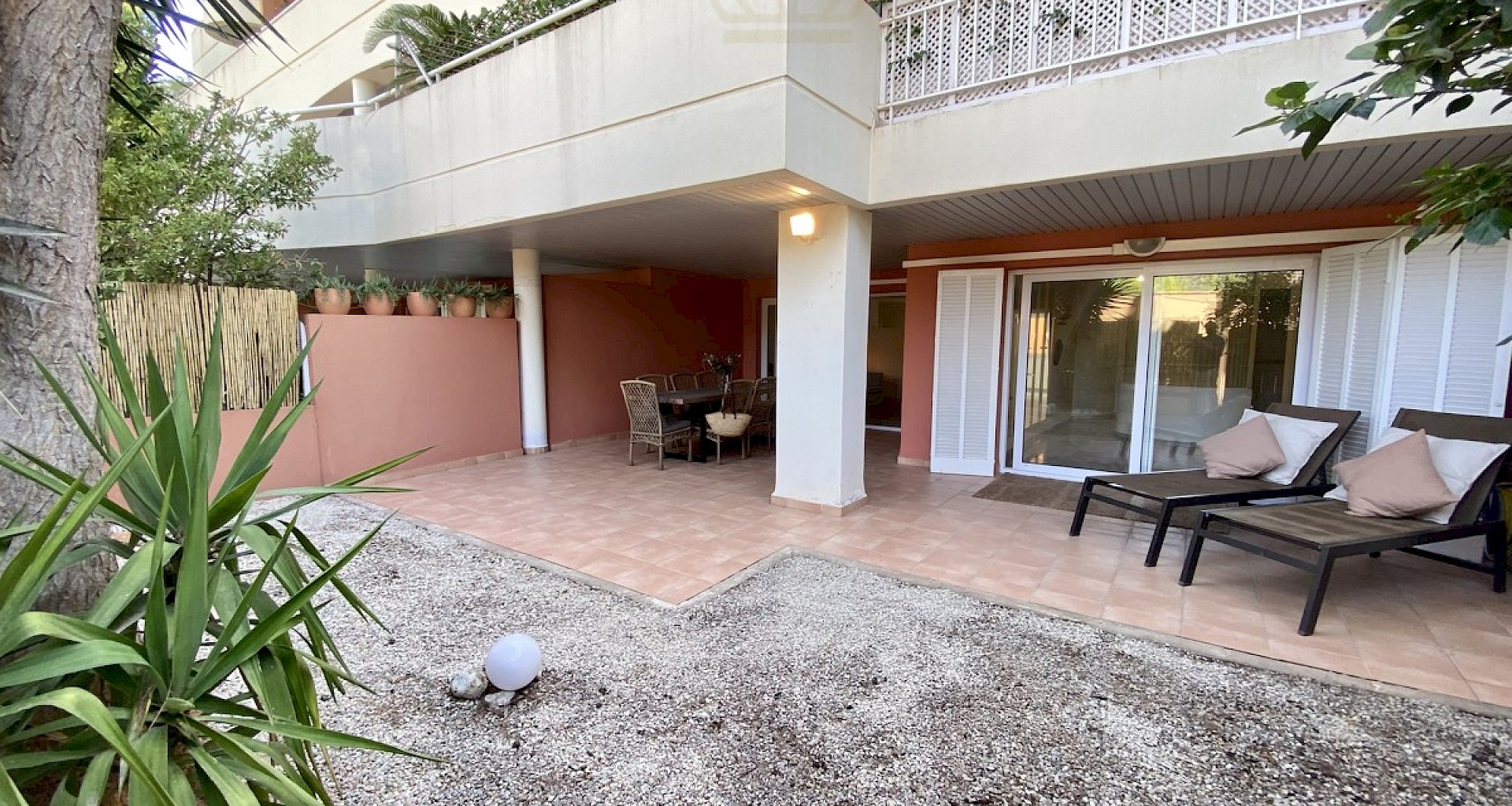 KROHN & LUEDEMANN Amplio apartamento con jardín en Bendinat, cerca del campo de golf en venta 