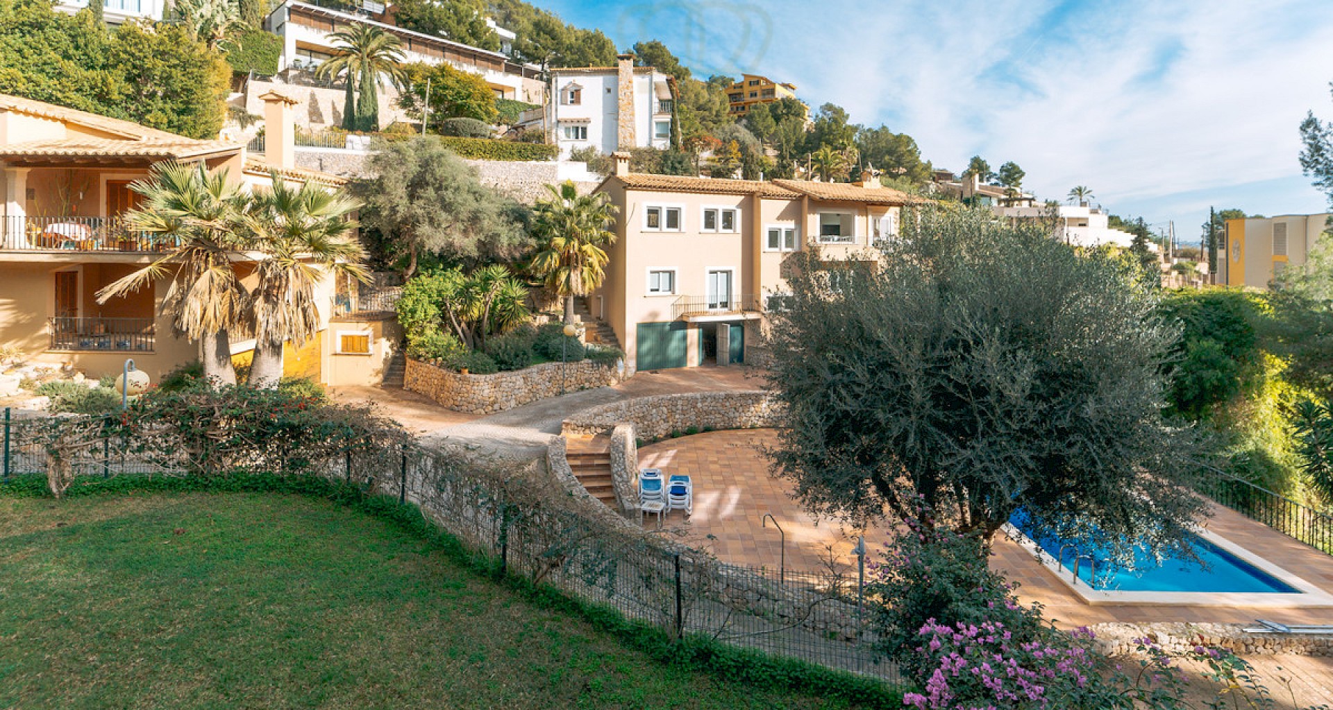 KROHN & LUEDEMANN Mediterranes Haus in Genova mit Gemeinschaftspool in kleiner gepflegten Anlage 