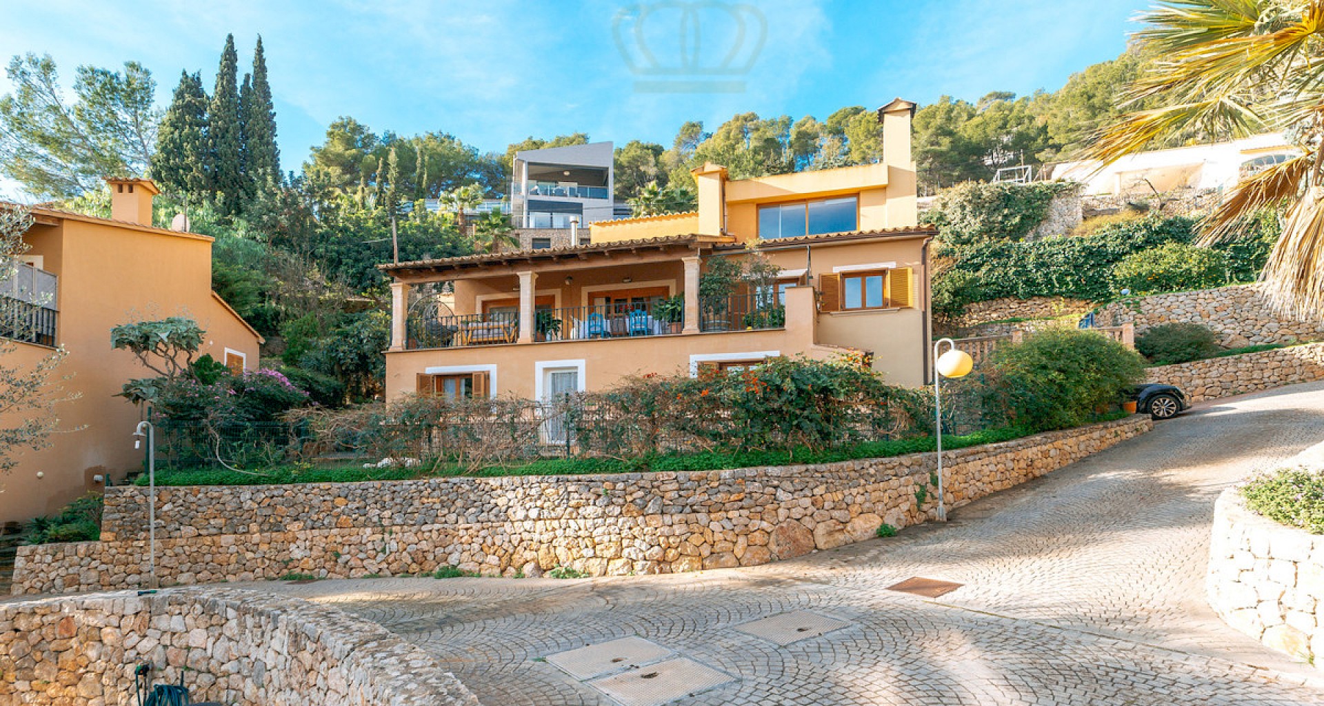 KROHN & LUEDEMANN Mediterranes Haus in Genova mit Gemeinschaftspool in kleiner gepflegten Anlage 