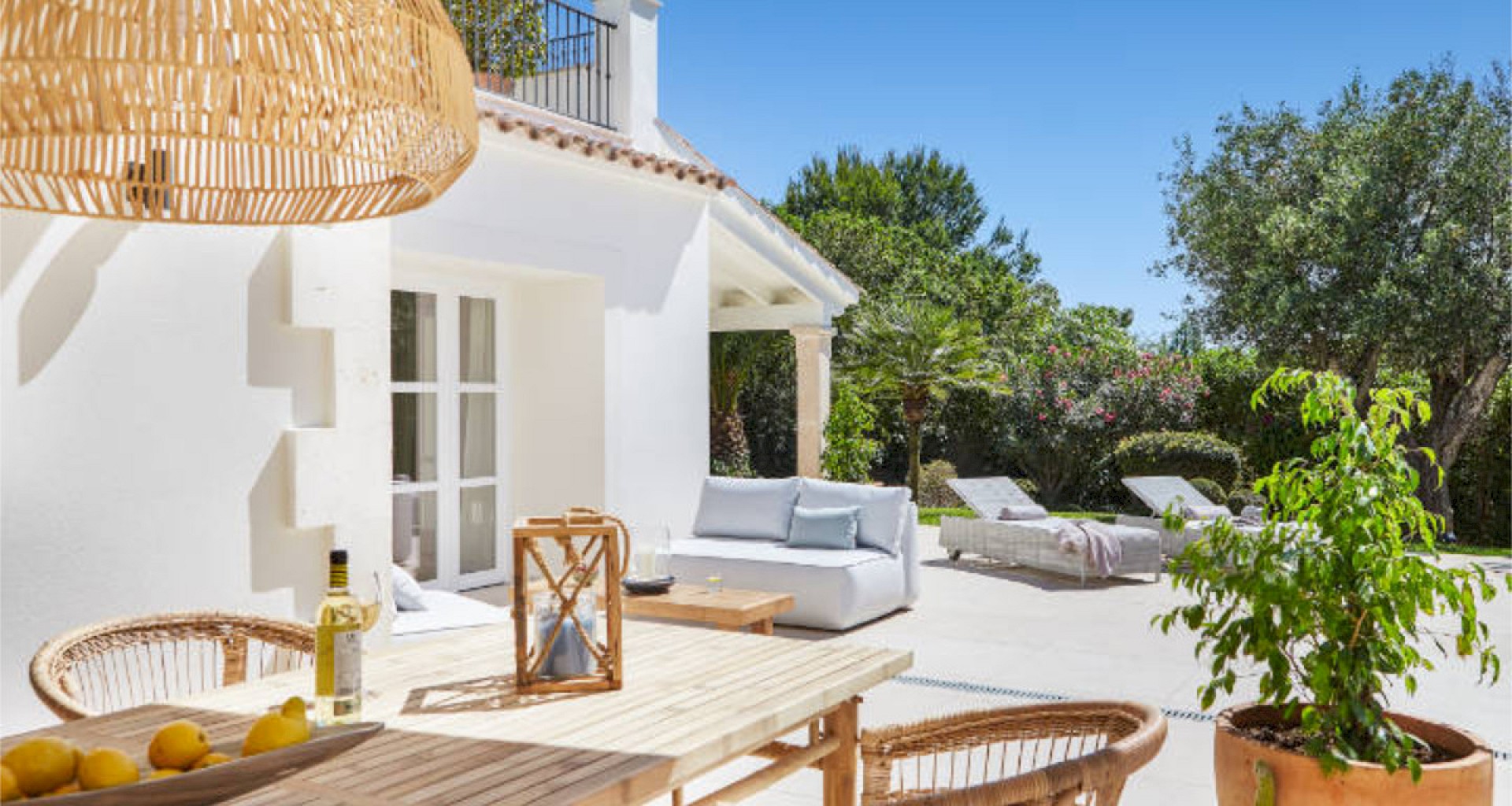 KROHN & LUEDEMANN Mediterranean Family Villa completely renovated in best location in Santa Ponsa for sale herrlicher Außenbereich