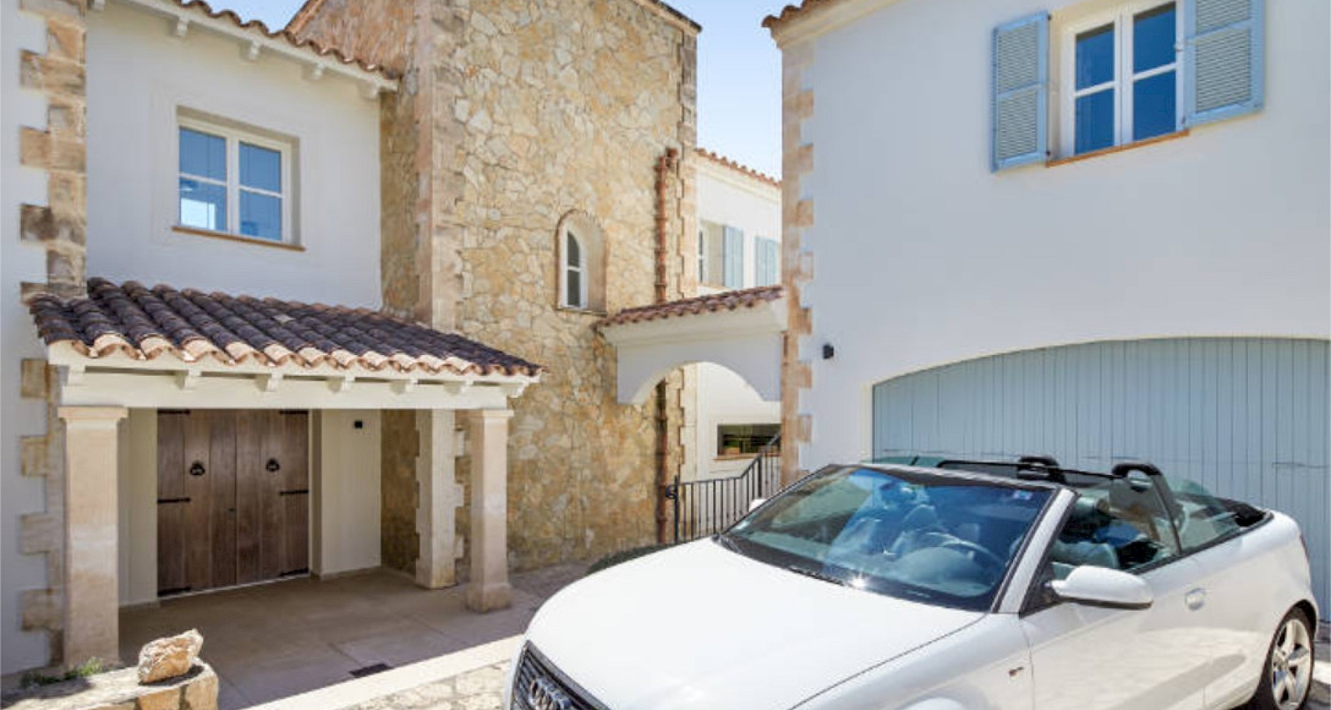 KROHN & LUEDEMANN Mediterranean Family Villa completely renovated in best location in Santa Ponsa for sale Eingangsbereich