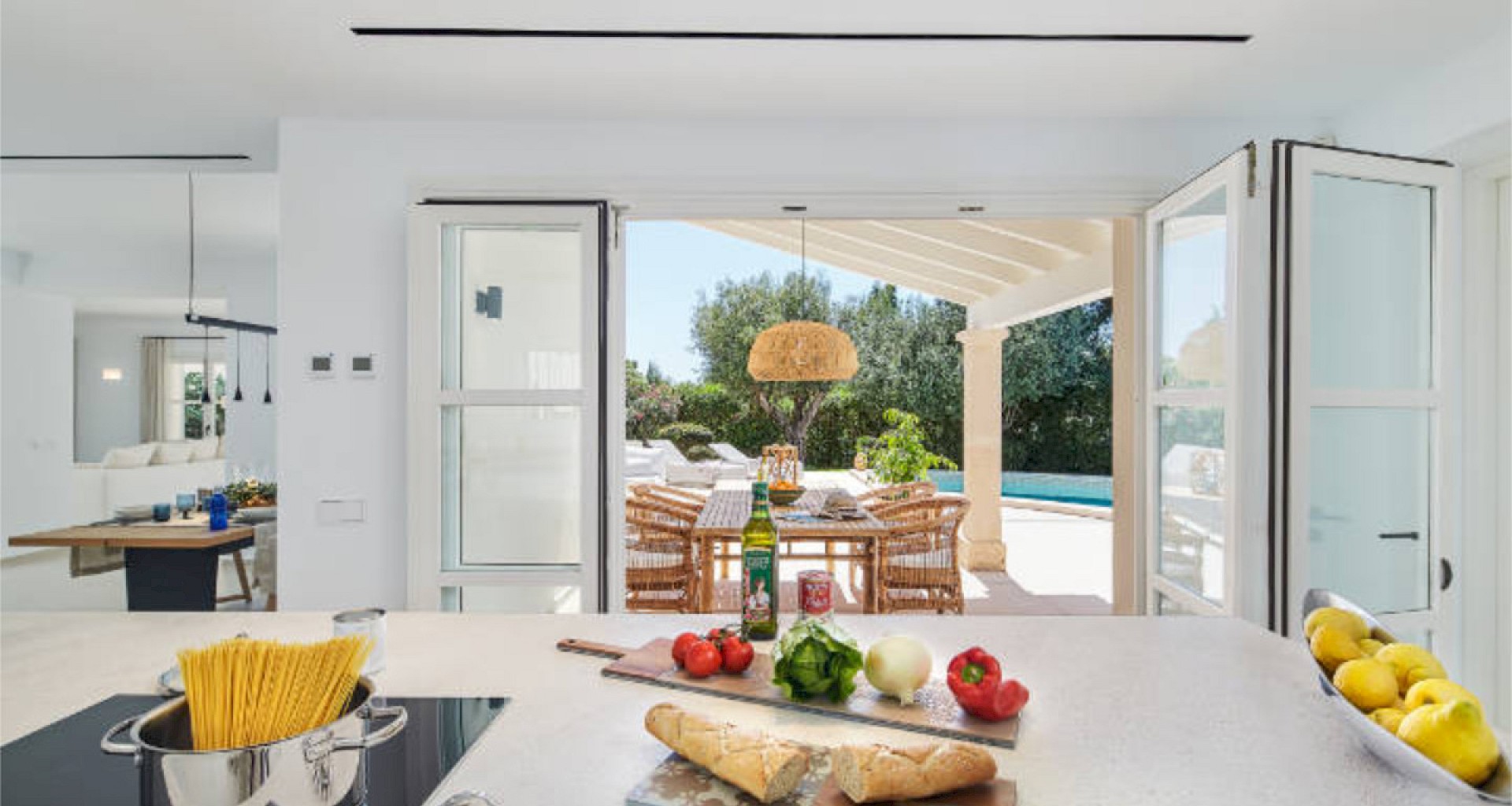 KROHN & LUEDEMANN Mediterranean Family Villa completely renovated in best location in Santa Ponsa for sale kochen mit schönem Blick