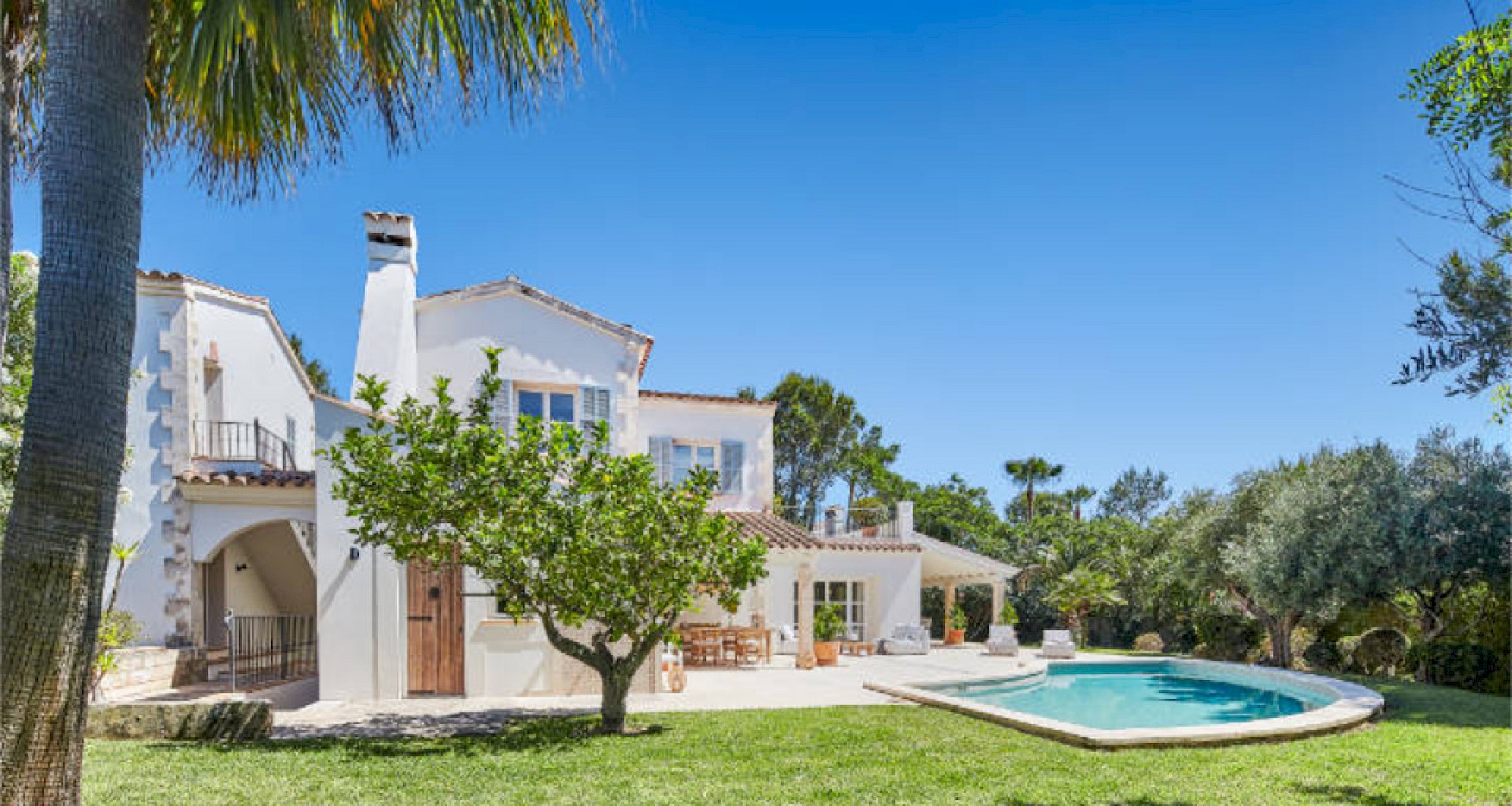 KROHN & LUEDEMANN Mediterranean Family Villa completely renovated in best location in Santa Ponsa for sale Familienvilla