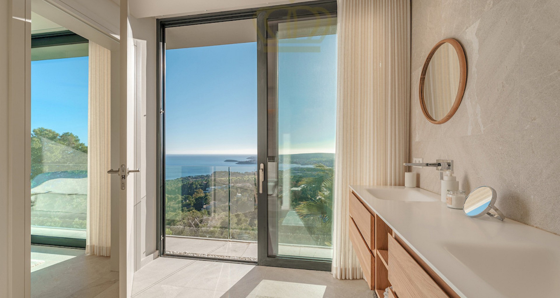KROHN & LUEDEMANN Fantástica villa de nueva construcción en Costa d'en Blanes con impresionantes vistas al mar 