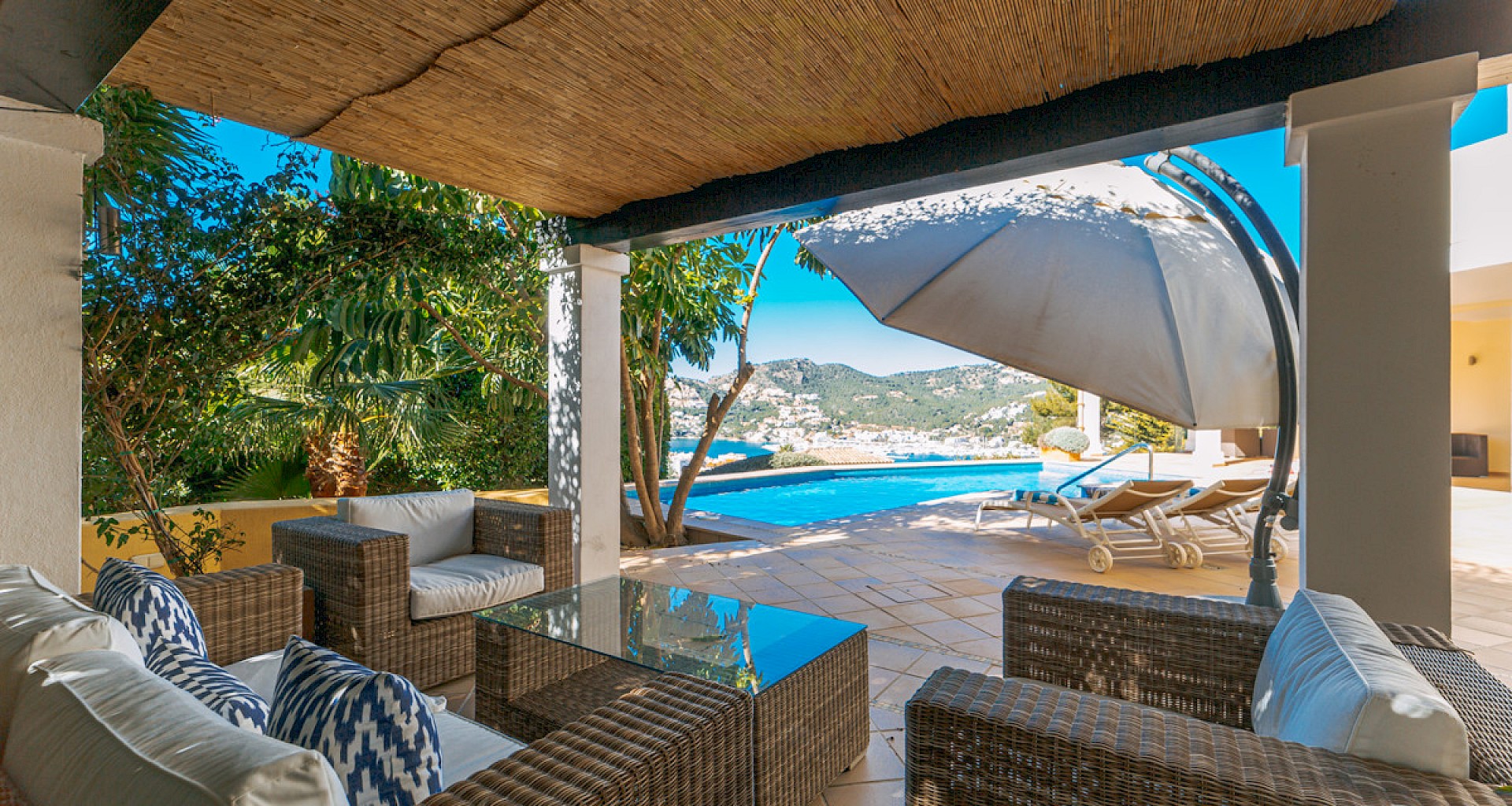 KROHN & LUEDEMANN Elegant Mediterranean villa with beautiful harbour views of Port d'Andratx Überdachte Lounge
