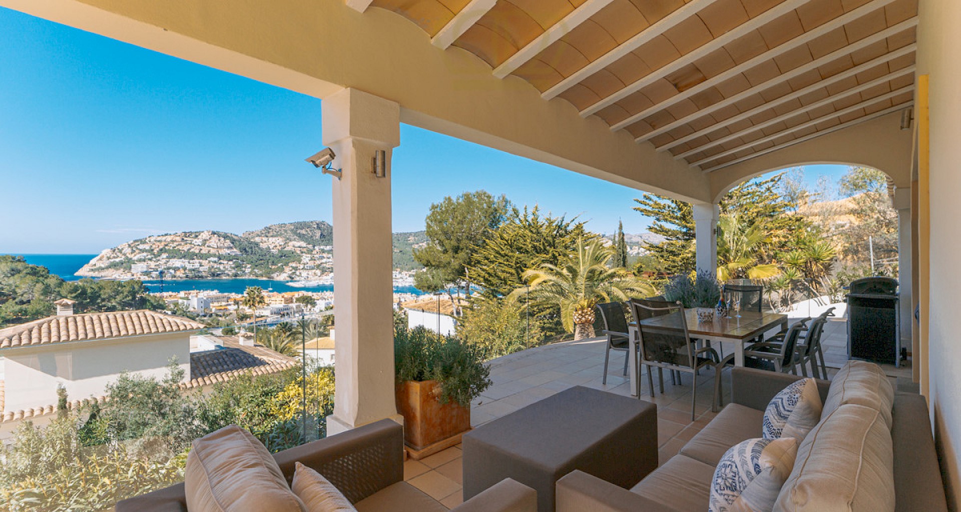 KROHN & LUEDEMANN Elegant Mediterranean villa with beautiful harbour views of Port d'Andratx Überdachte Terrasse