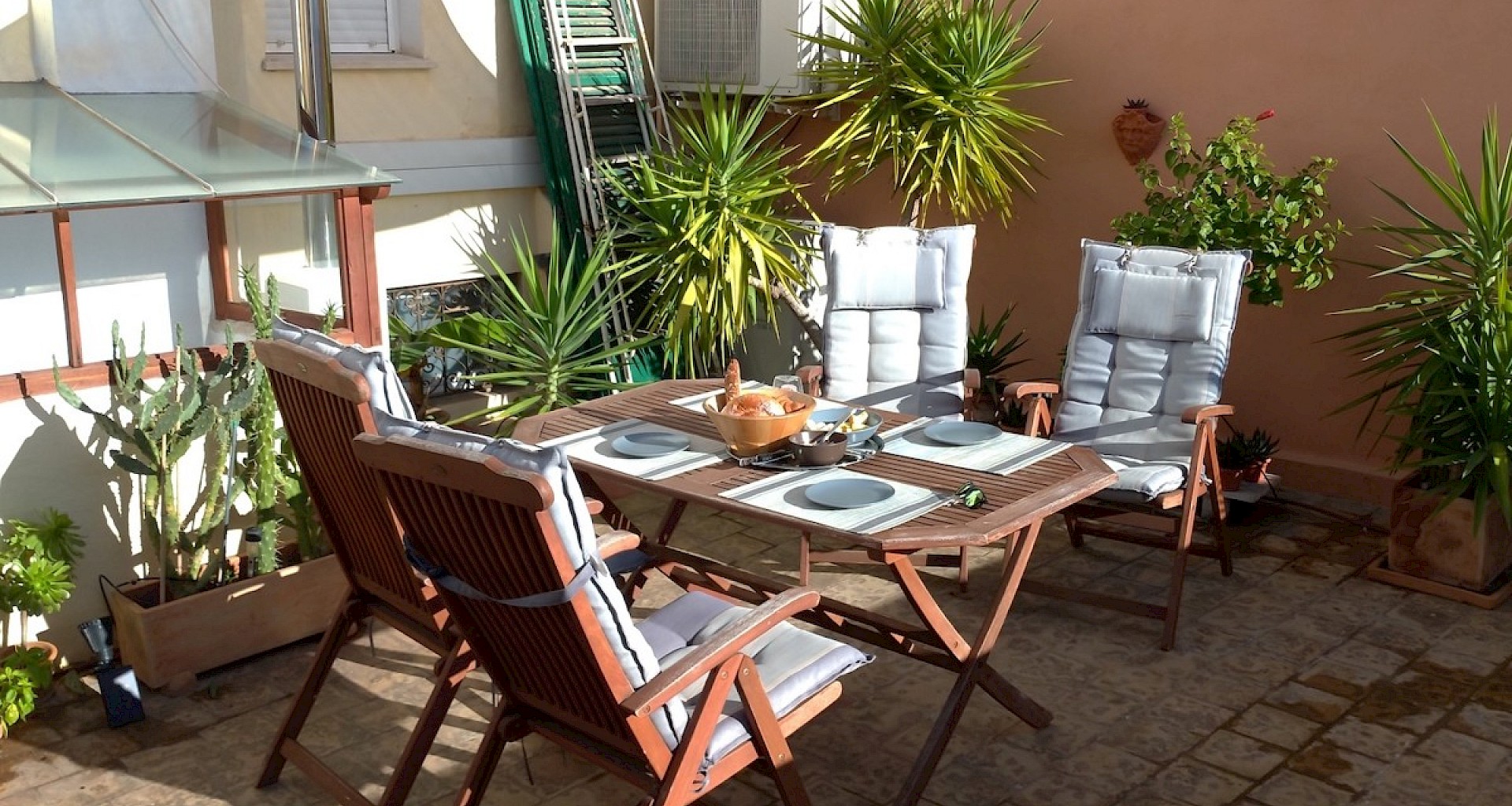 KROHN & LUEDEMANN Schön gestaltete Altbauwohnung in Palma Zentrum mit Terrasse 