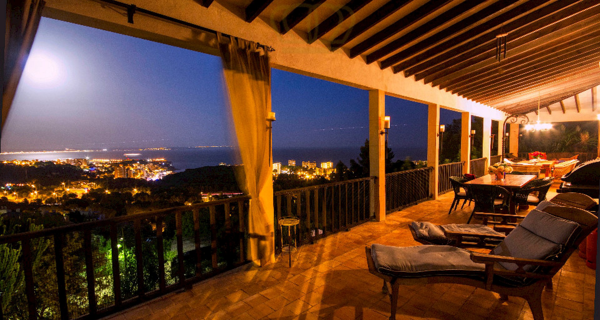 KROHN & LUEDEMANN Gran casa mediterránea en Génova con vistas al mar abierto y a la bahía de Palma Villa Genova Nacht