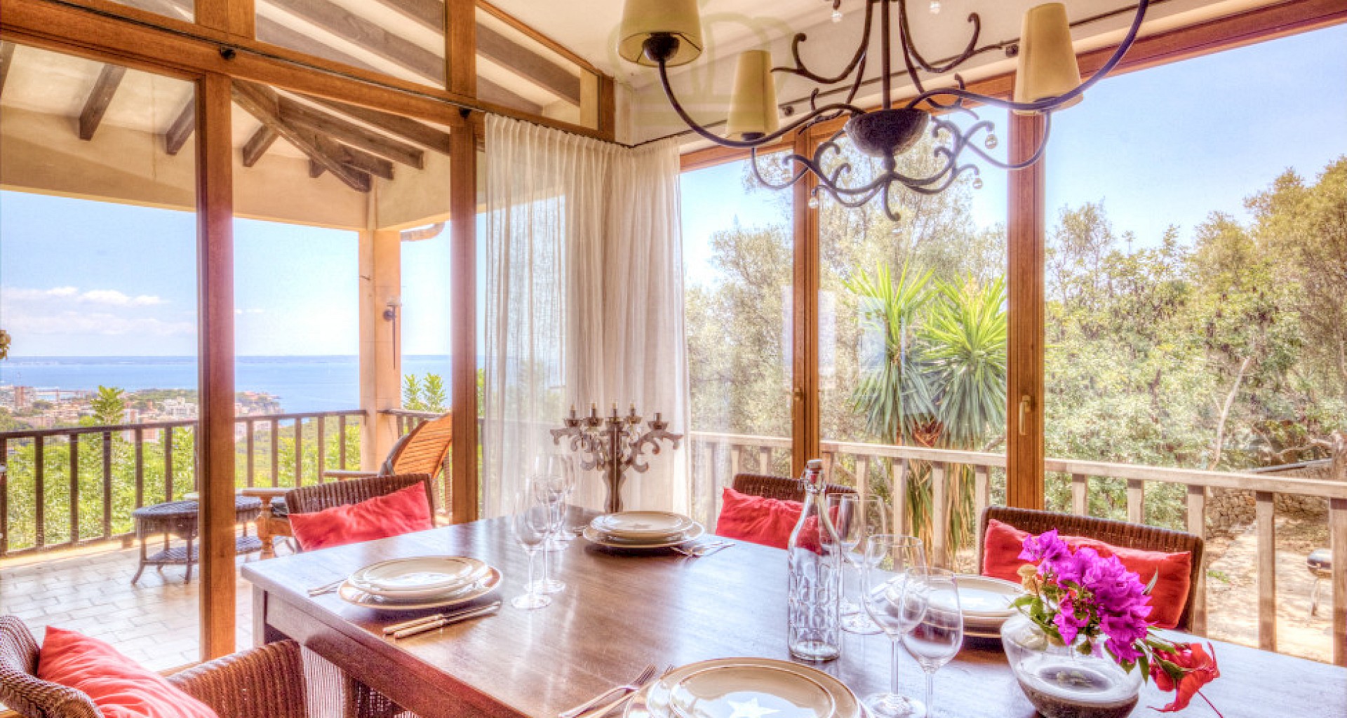 KROHN & LUEDEMANN Gran casa mediterránea en Génova con vistas al mar abierto y a la bahía de Palma Villa Genova Esszimmer