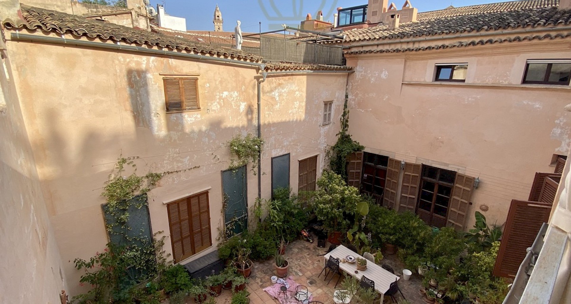 KROHN & LUEDEMANN Charming old town flat in historic Palma with garage and lift 
