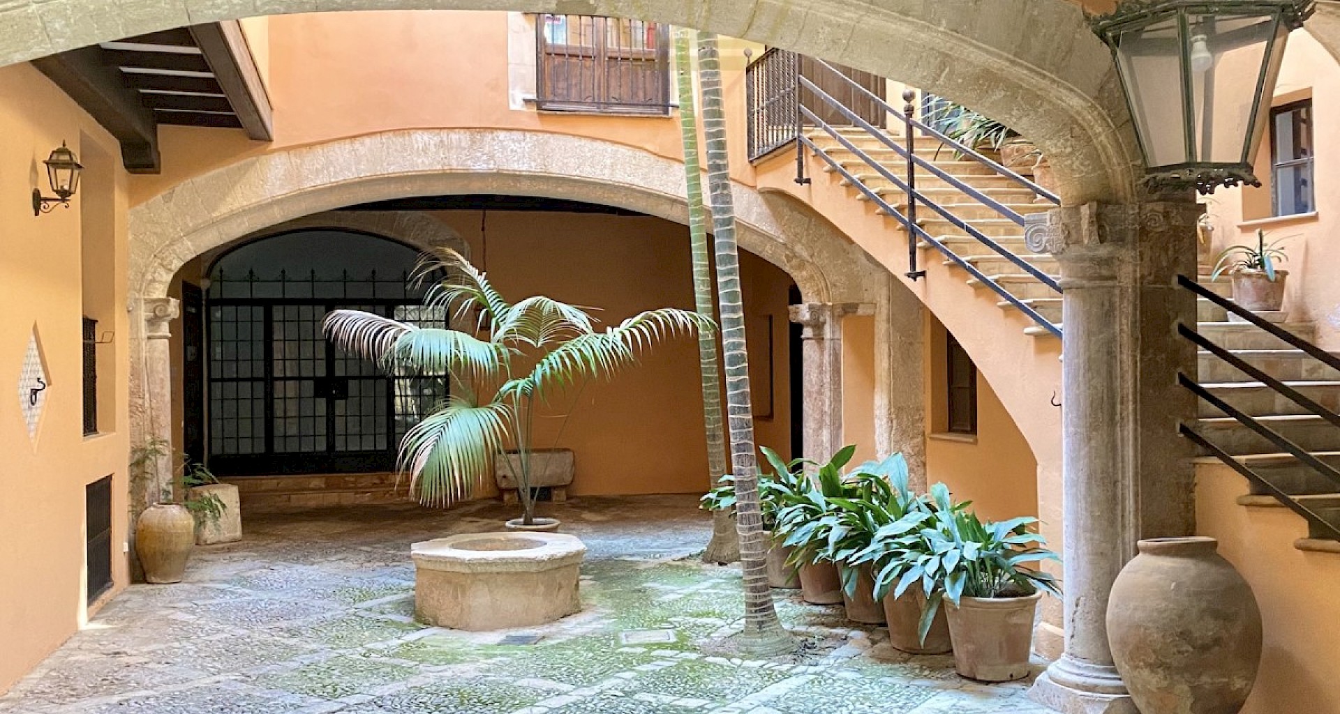 KROHN & LUEDEMANN Charming old town flat in historic Palma with garage and lift 