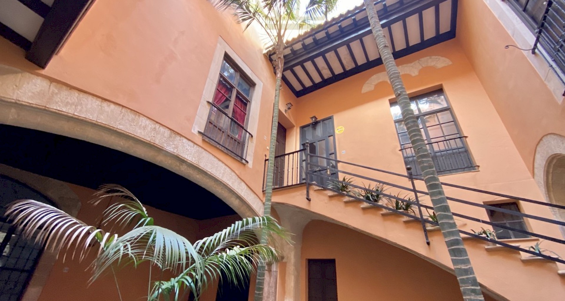 KROHN & LUEDEMANN Charmant appartement dans la vieille ville historique de Palma avec garage et ascenseur 
