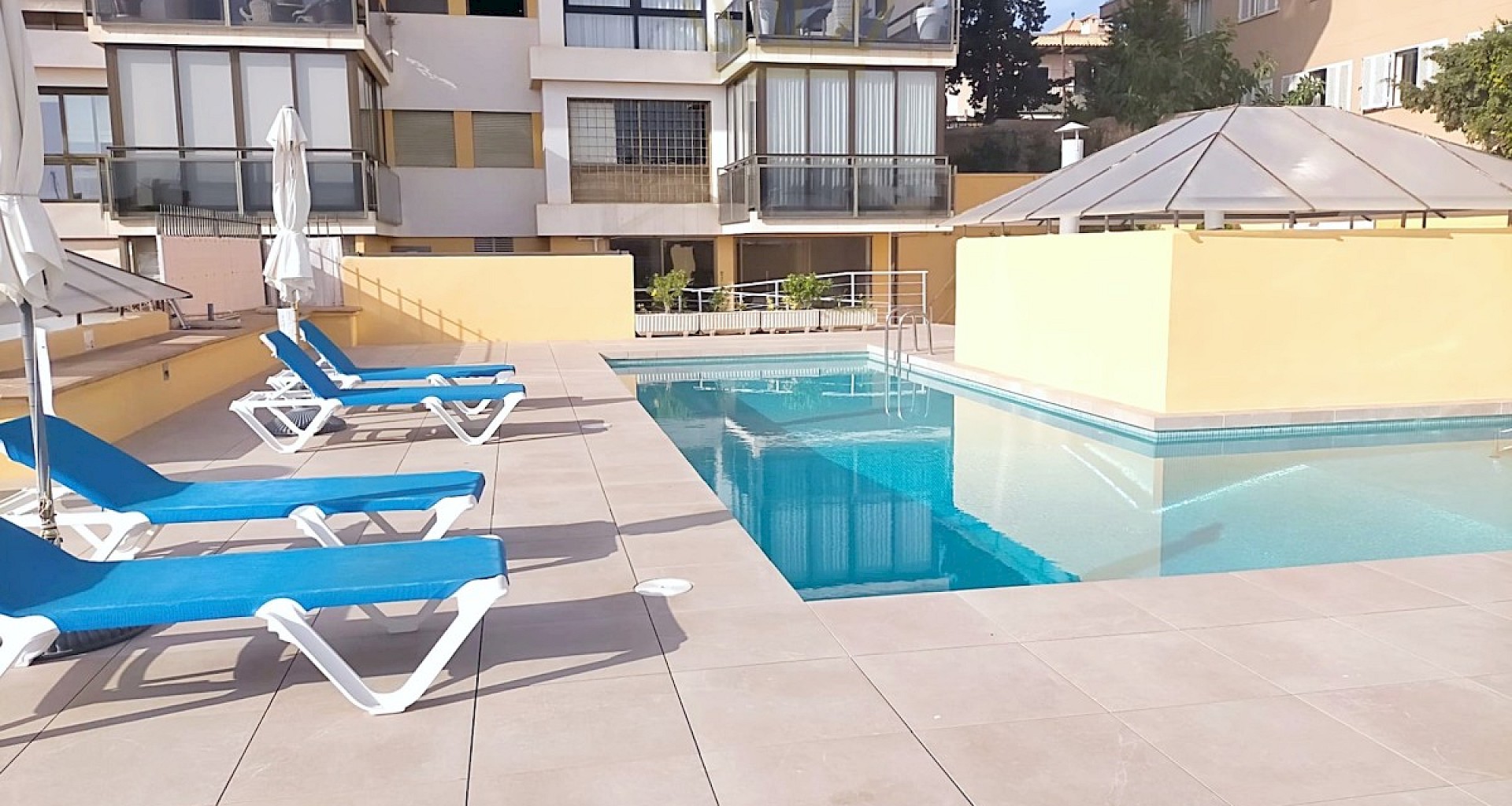 KROHN & LUEDEMANN Appartement rénové à Palma, El Terreno avec vue sur le port et piscine communautaire. 
