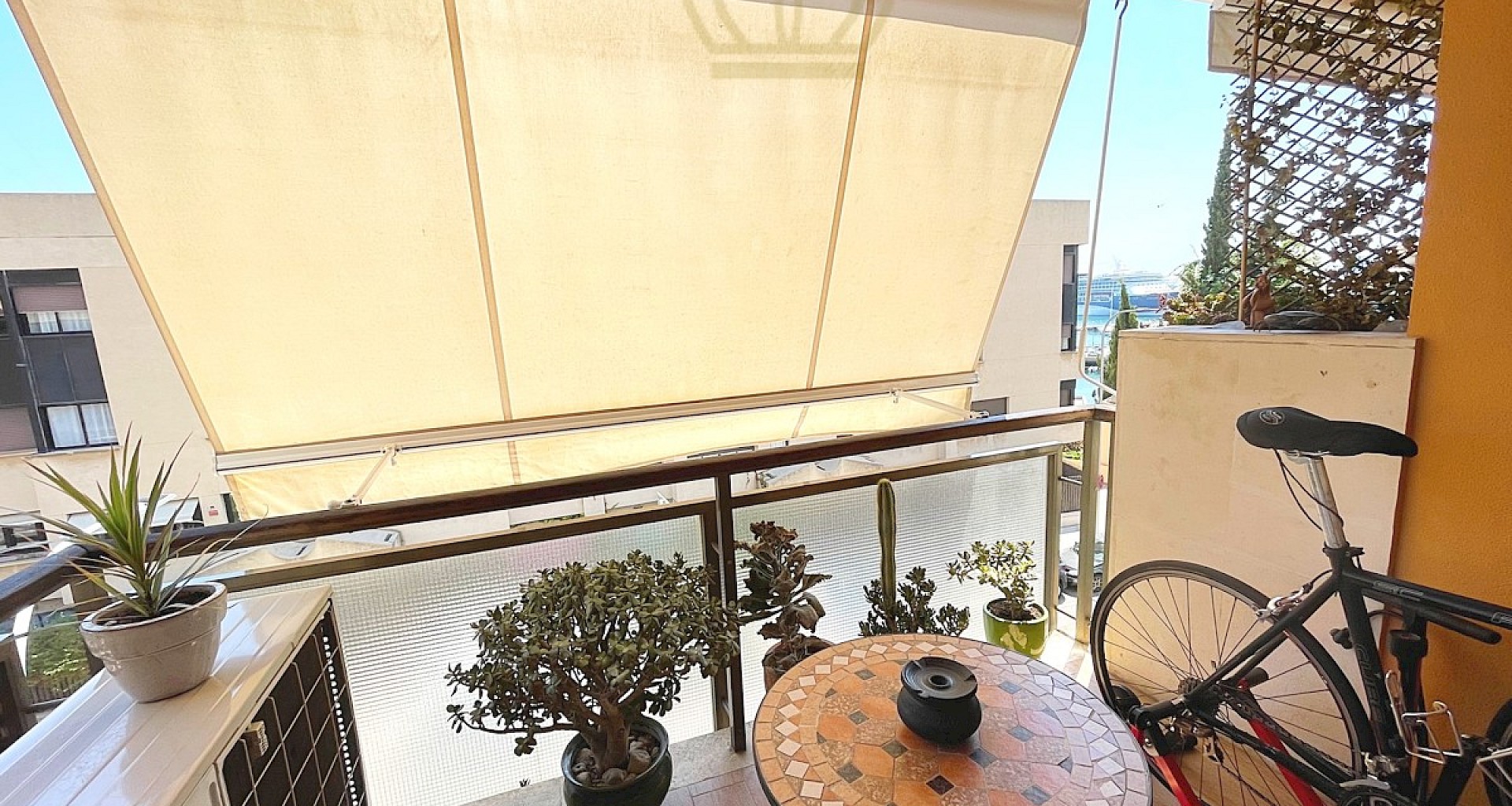 KROHN & LUEDEMANN Appartement rénové à Palma, El Terreno avec vue sur le port et piscine communautaire. 