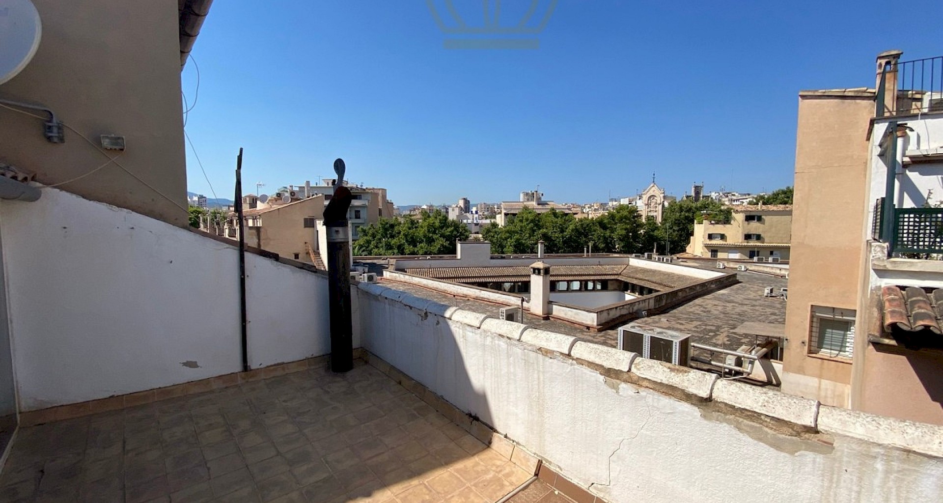KROHN & LUEDEMANN Loft penthouse à rénover dans la vieille ville de Palma avec terrasse 