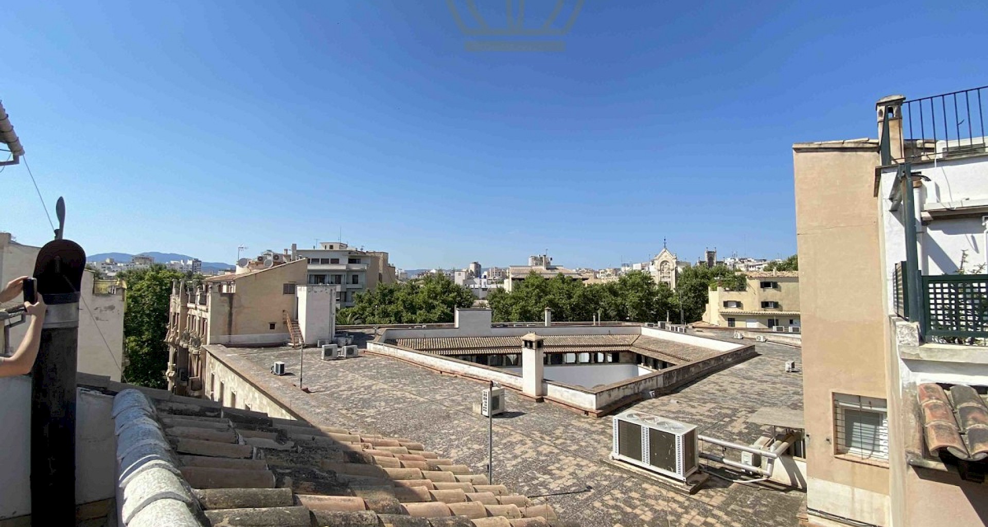 KROHN & LUEDEMANN Loft penthouse à rénover dans la vieille ville de Palma avec terrasse 