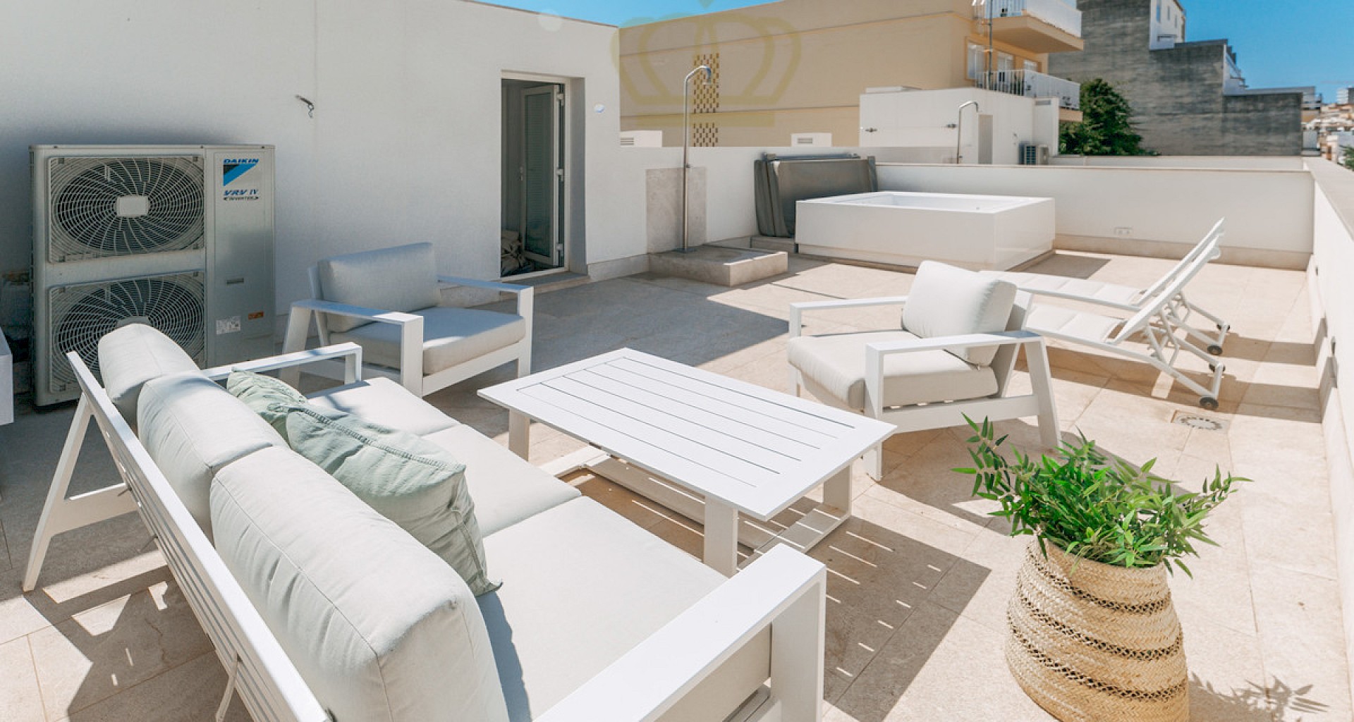 KROHN & LUEDEMANN Palma new construction townhouse in El Terreno with jacuzzi and roof terrace 