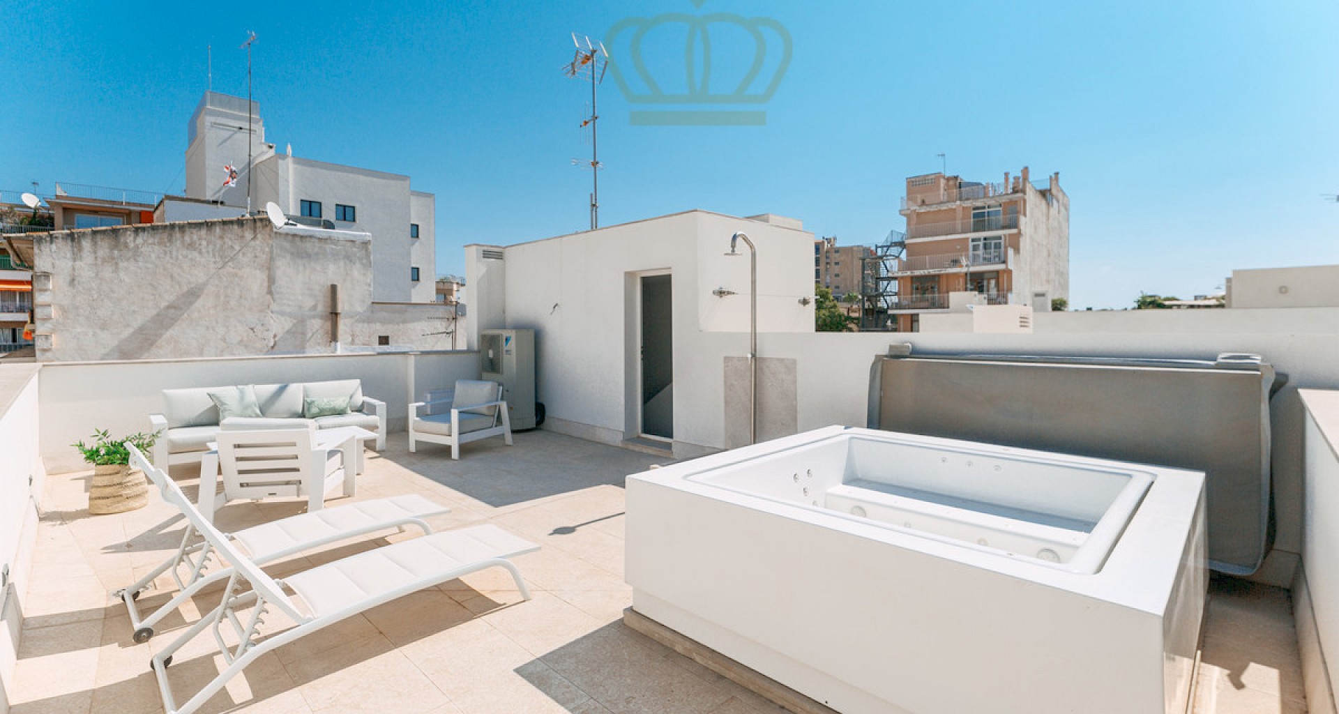 KROHN & LUEDEMANN Palma new construction townhouse in El Terreno with jacuzzi and roof terrace 