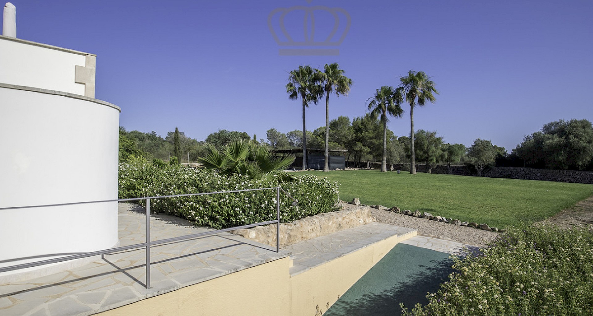KROHN & LUEDEMANN Neuwertige Finca in der Nähe von Palma mit grossem Pool und Grundstück 