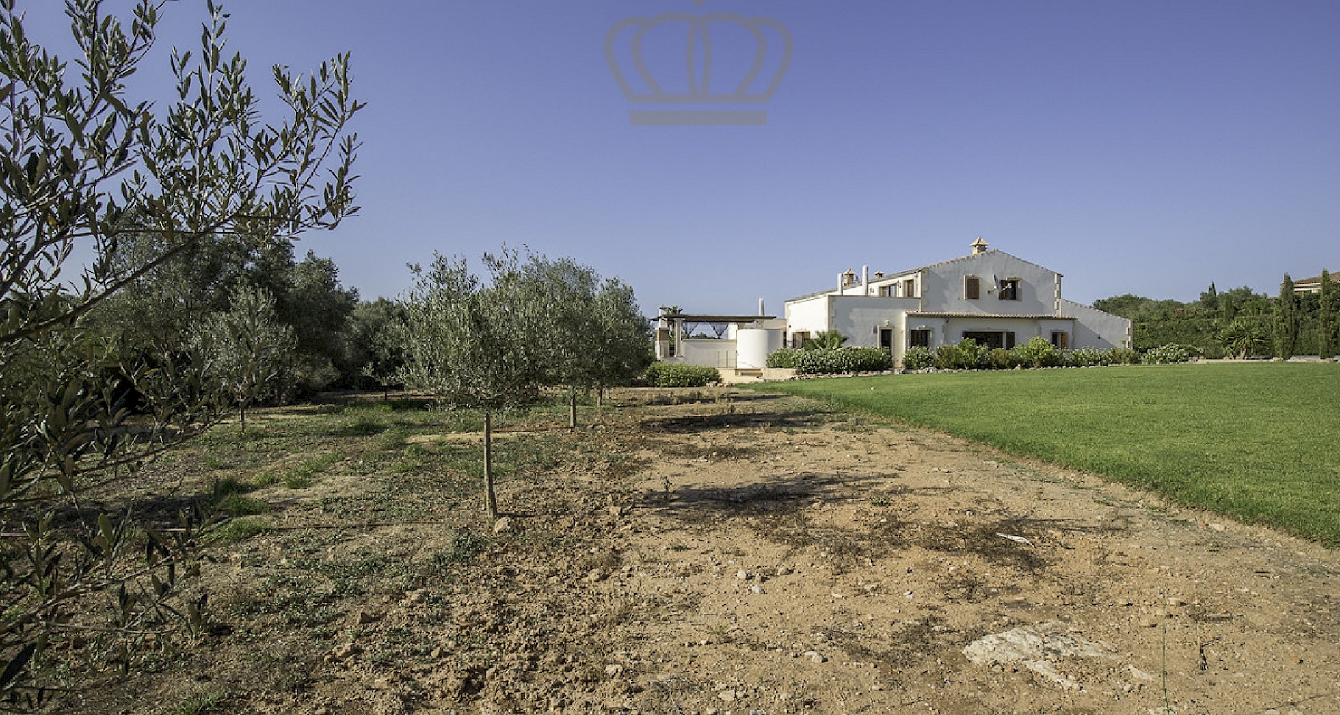 KROHN & LUEDEMANN Finca in mint condition near Palma with large pool and plot of land 