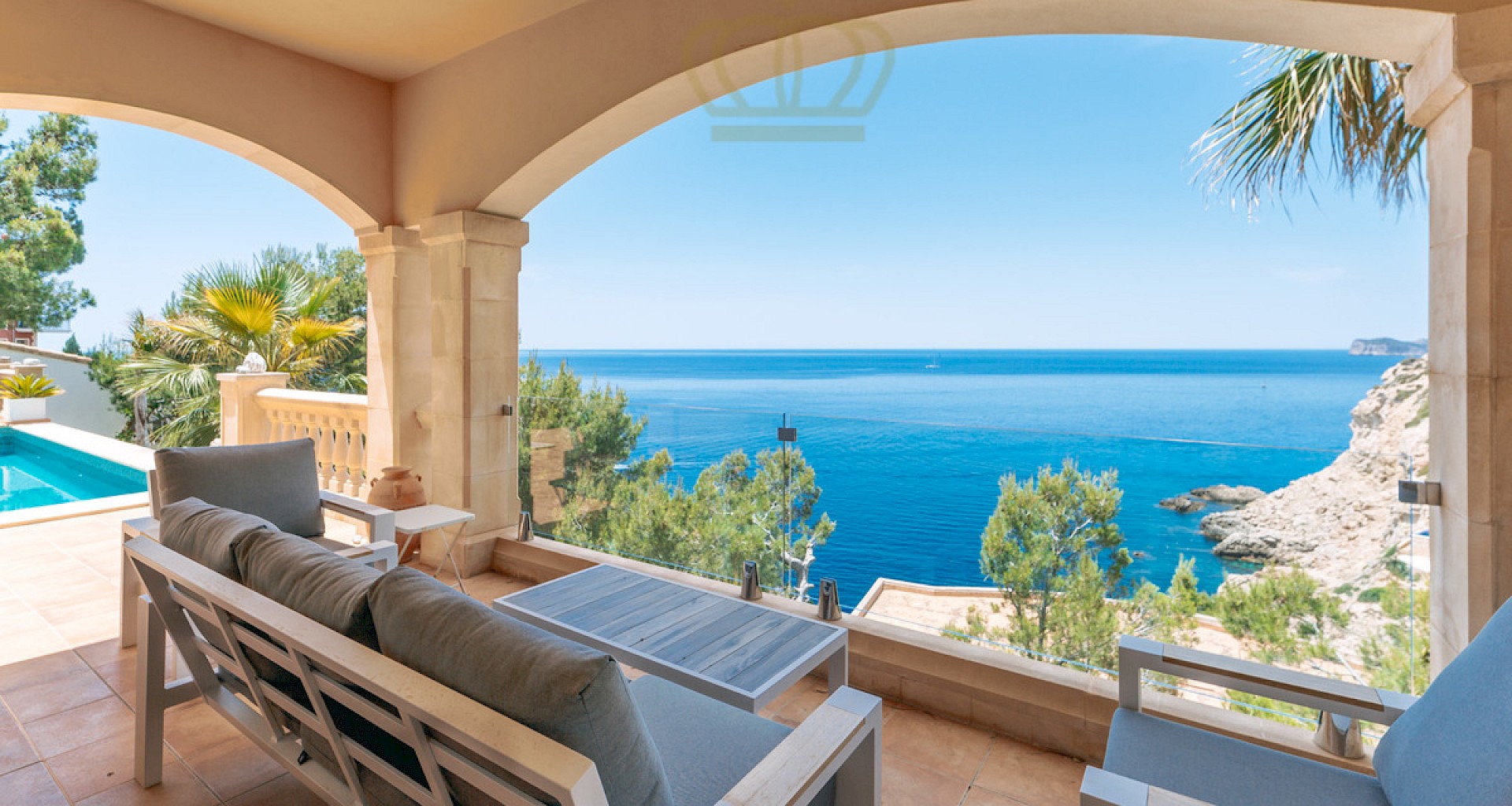 KROHN & LUEDEMANN Villa méditerranéenne à Port Andratx avec vue complète sur la mer et l'île de Dragonera. 