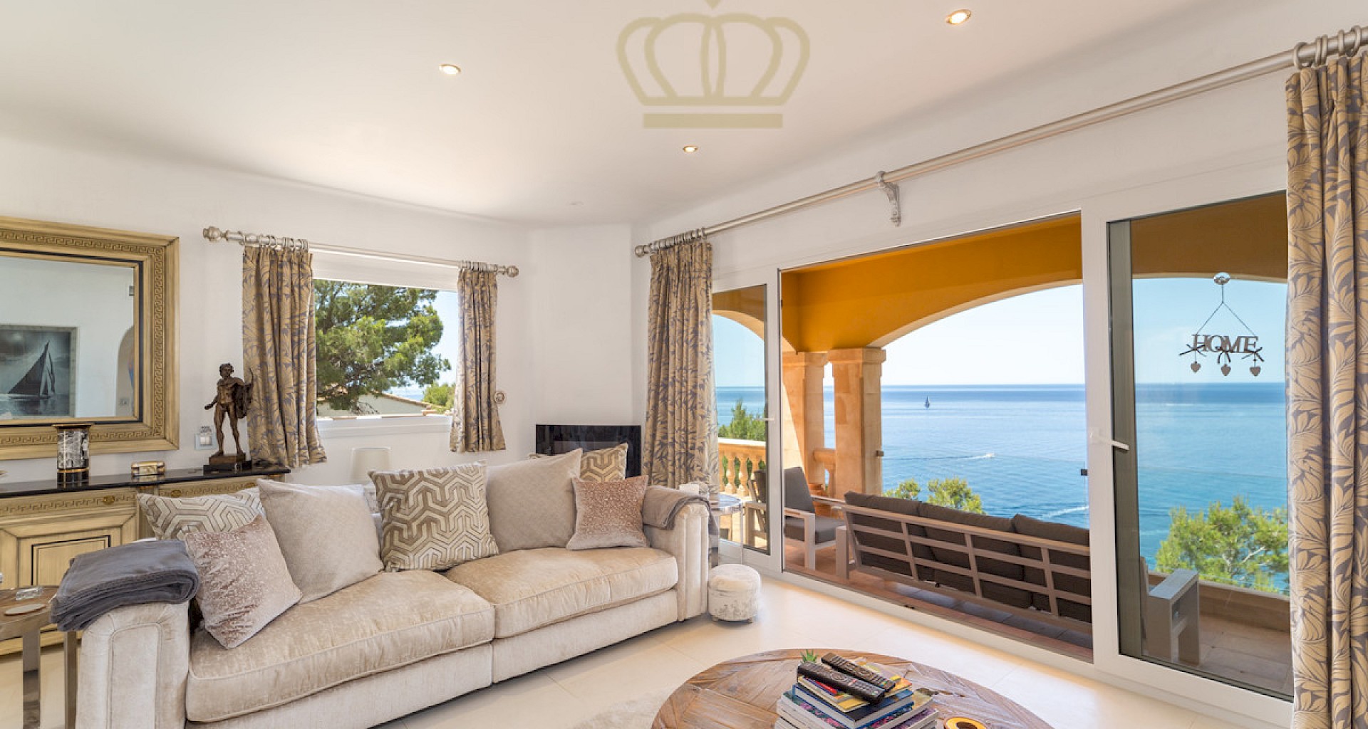 KROHN & LUEDEMANN Villa méditerranéenne à Port Andratx avec vue complète sur la mer et l'île de Dragonera. 