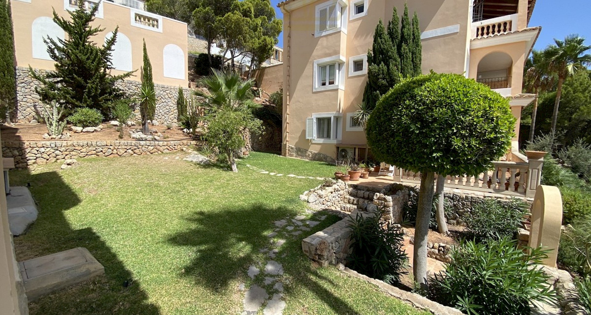 KROHN & LUEDEMANN Modernisierte Gartenwohnung in Port Andratx in mediterraner Anlage 