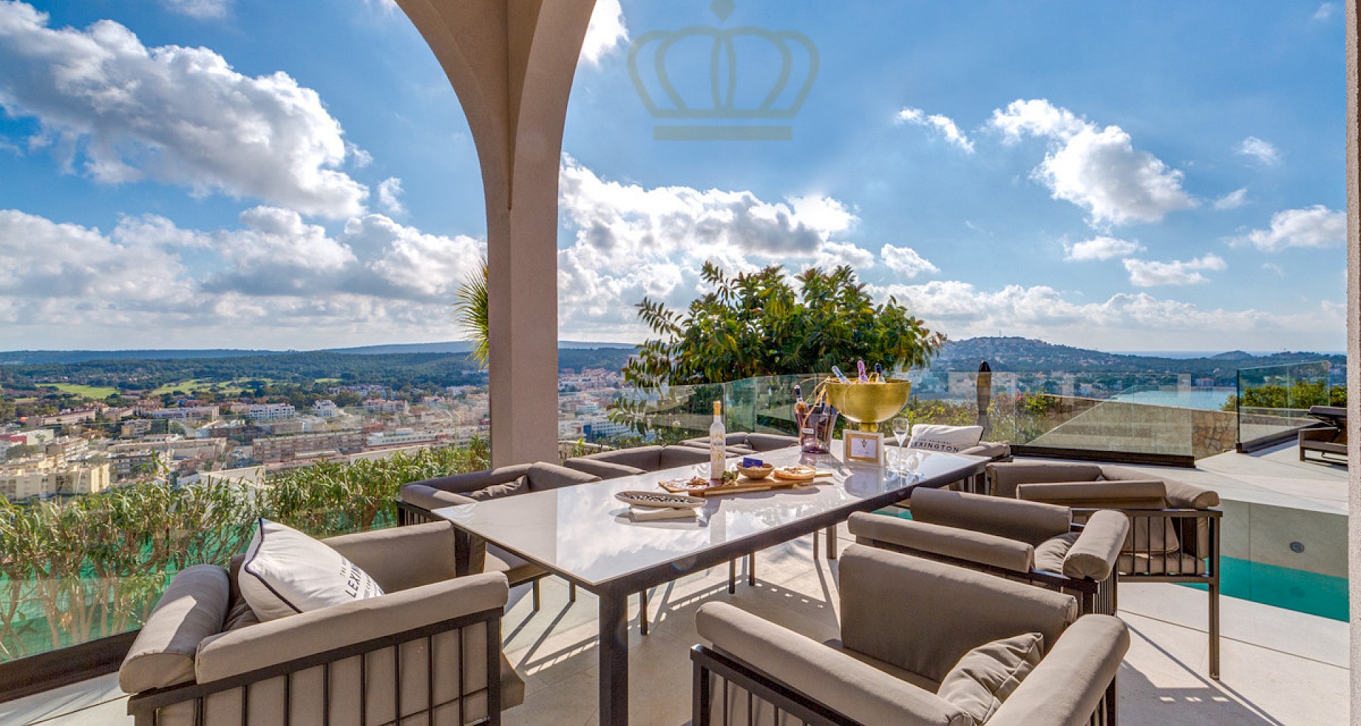 KROHN & LUEDEMANN Excepcional villa en Santa Ponsa con vistas panorámicas al mar en venta Luxus Villa in Santa Ponsa 03